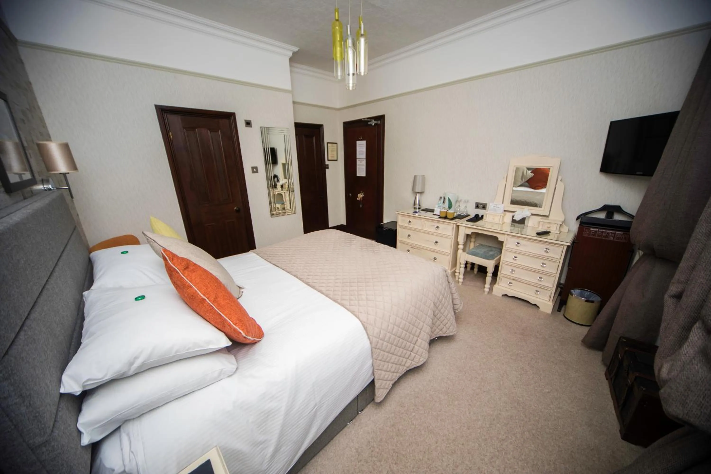 Bed in Glenville House - Adults Only - Incl FREE off-site health club with swimming pool, hot tub, sauna & steam room