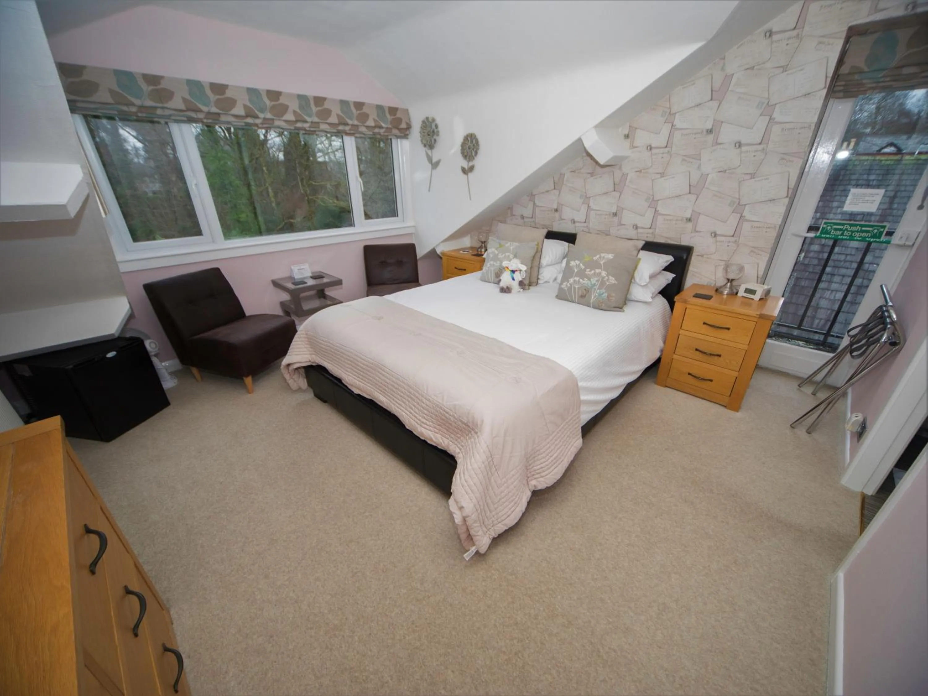 Bed in Glenville House - Adults Only - Incl FREE off-site health club with swimming pool, hot tub, sauna & steam room