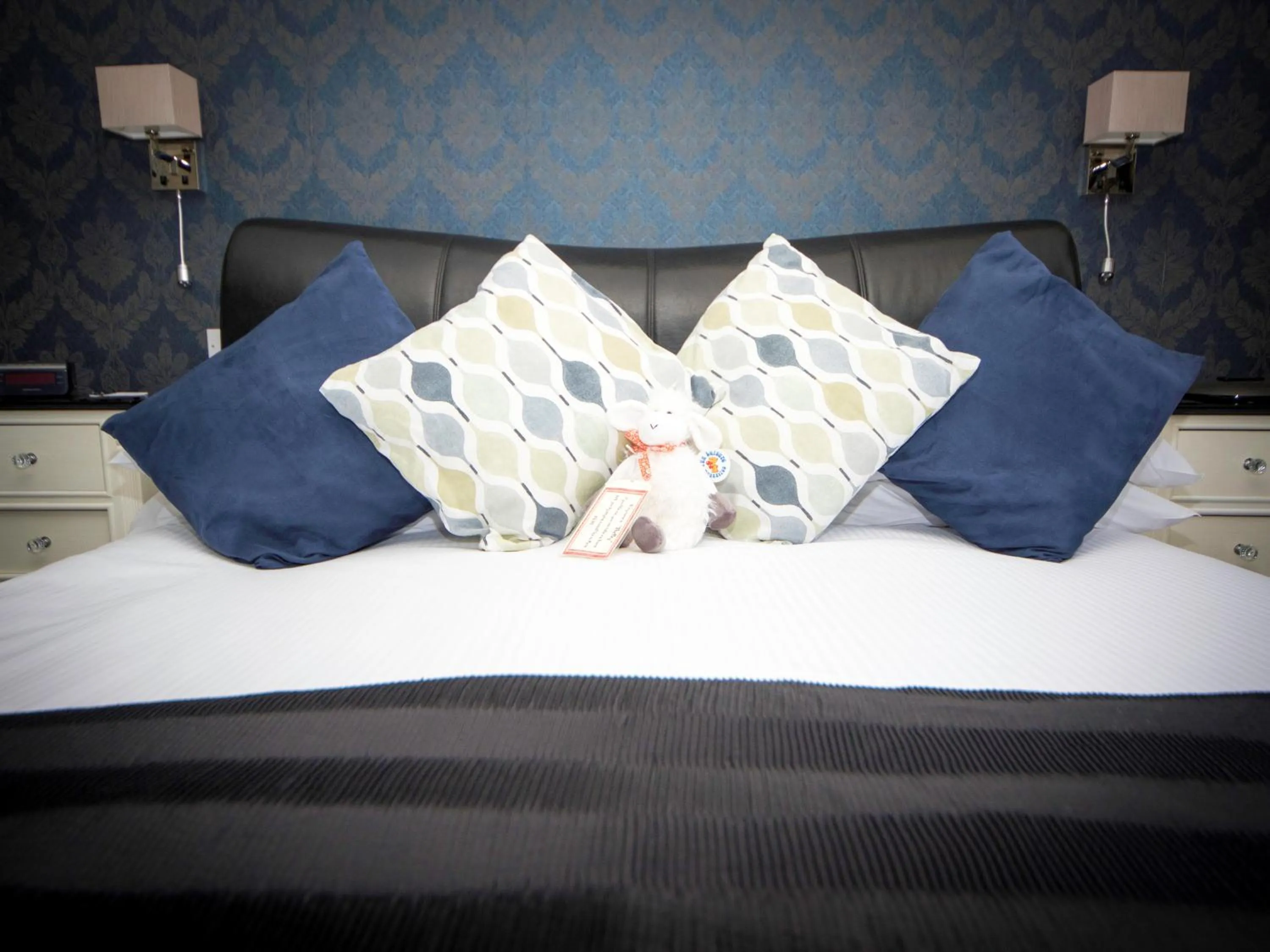 Bed in Glenville House - Adults Only - Incl FREE off-site health club with swimming pool, hot tub, sauna & steam room