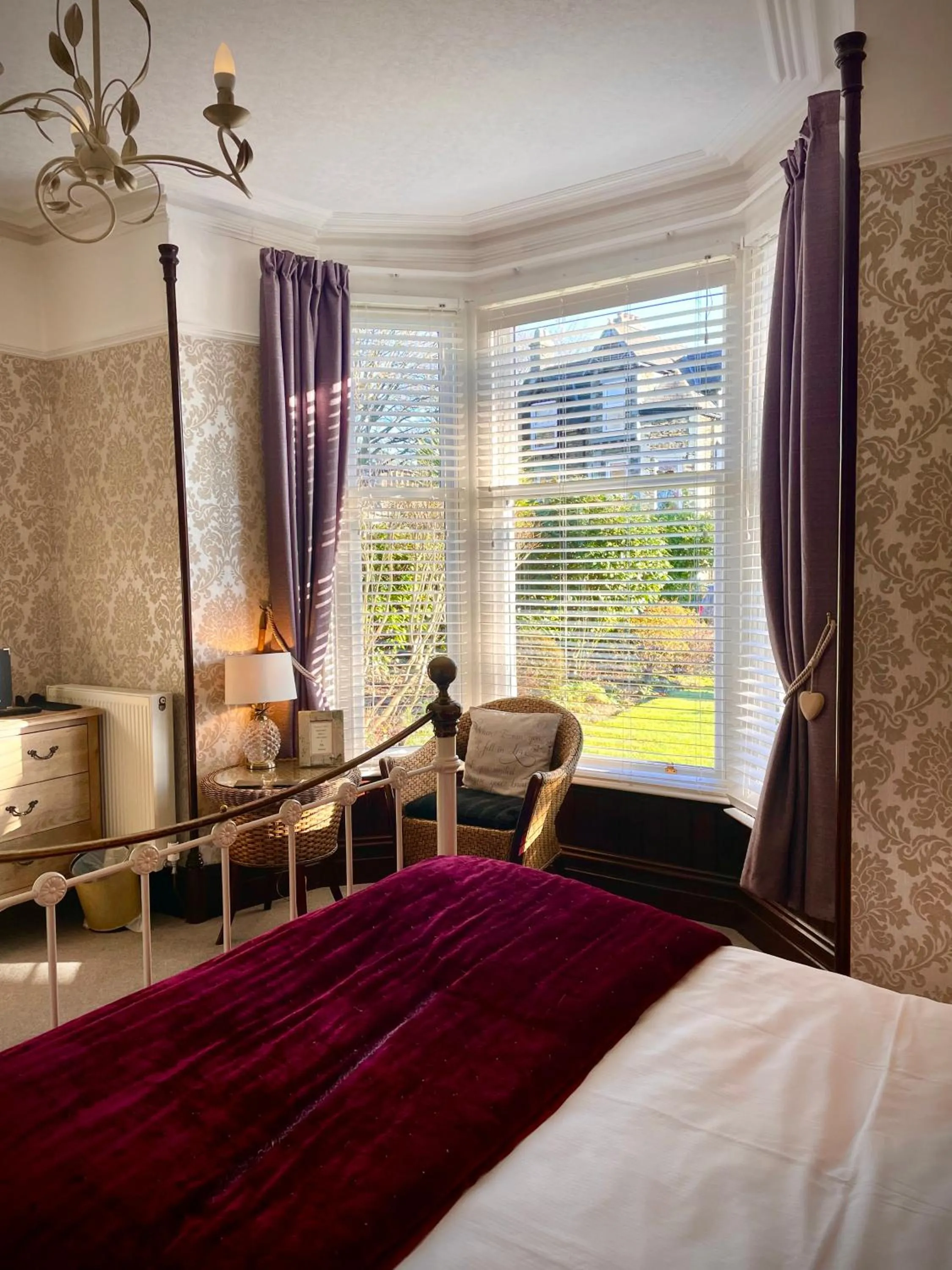 Bed in Glenville House - Adults Only - Incl FREE off-site health club with swimming pool, hot tub, sauna & steam room