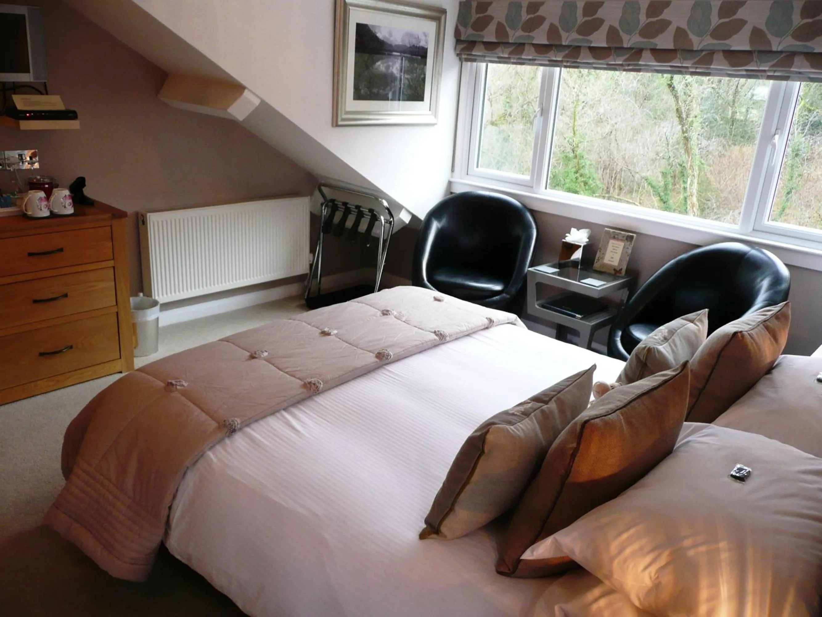 Bed in Glenville House - Adults Only - Incl FREE off-site health club with swimming pool, hot tub, sauna & steam room