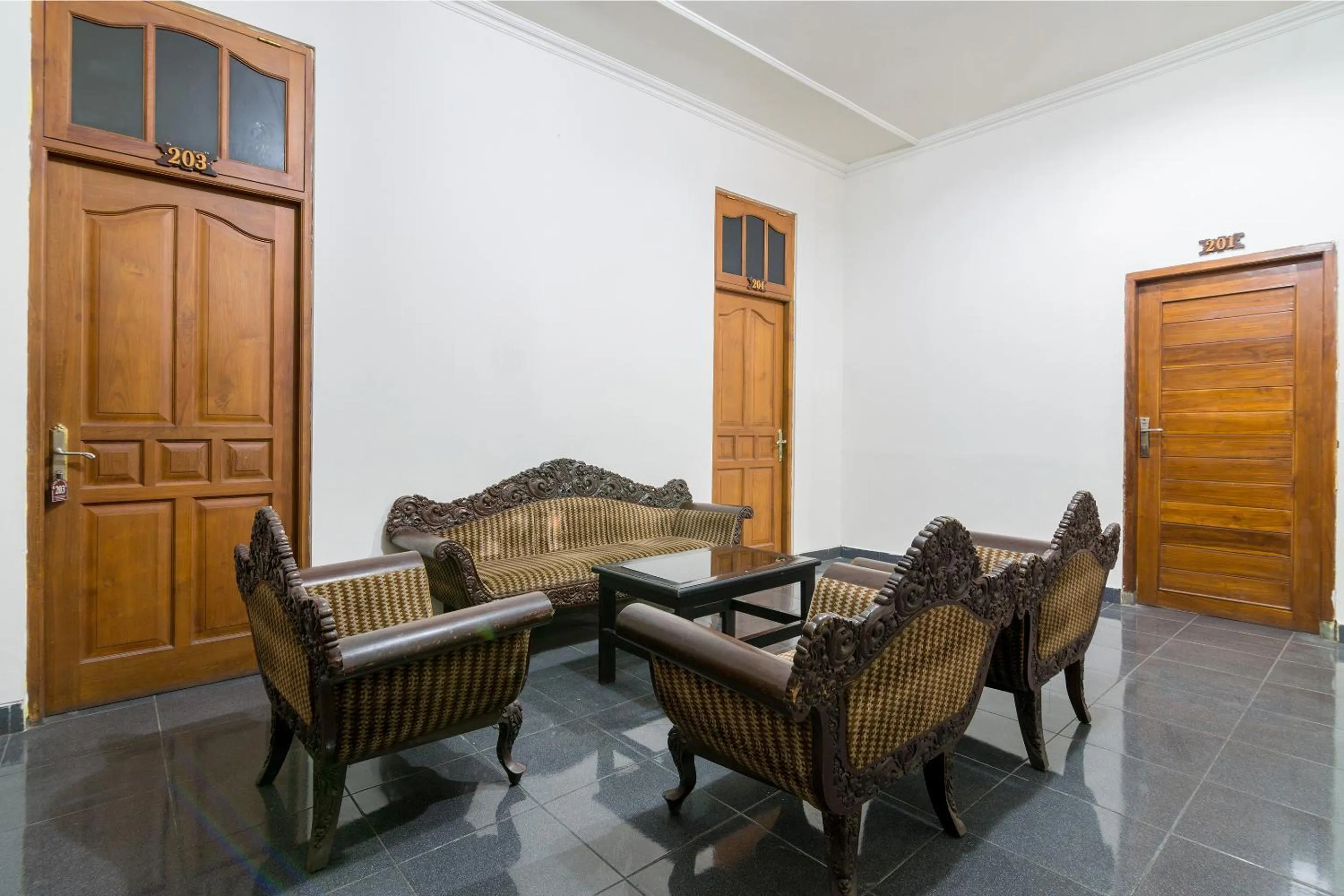 Lobby or reception in RedDoorz near Tugu Yogyakarta