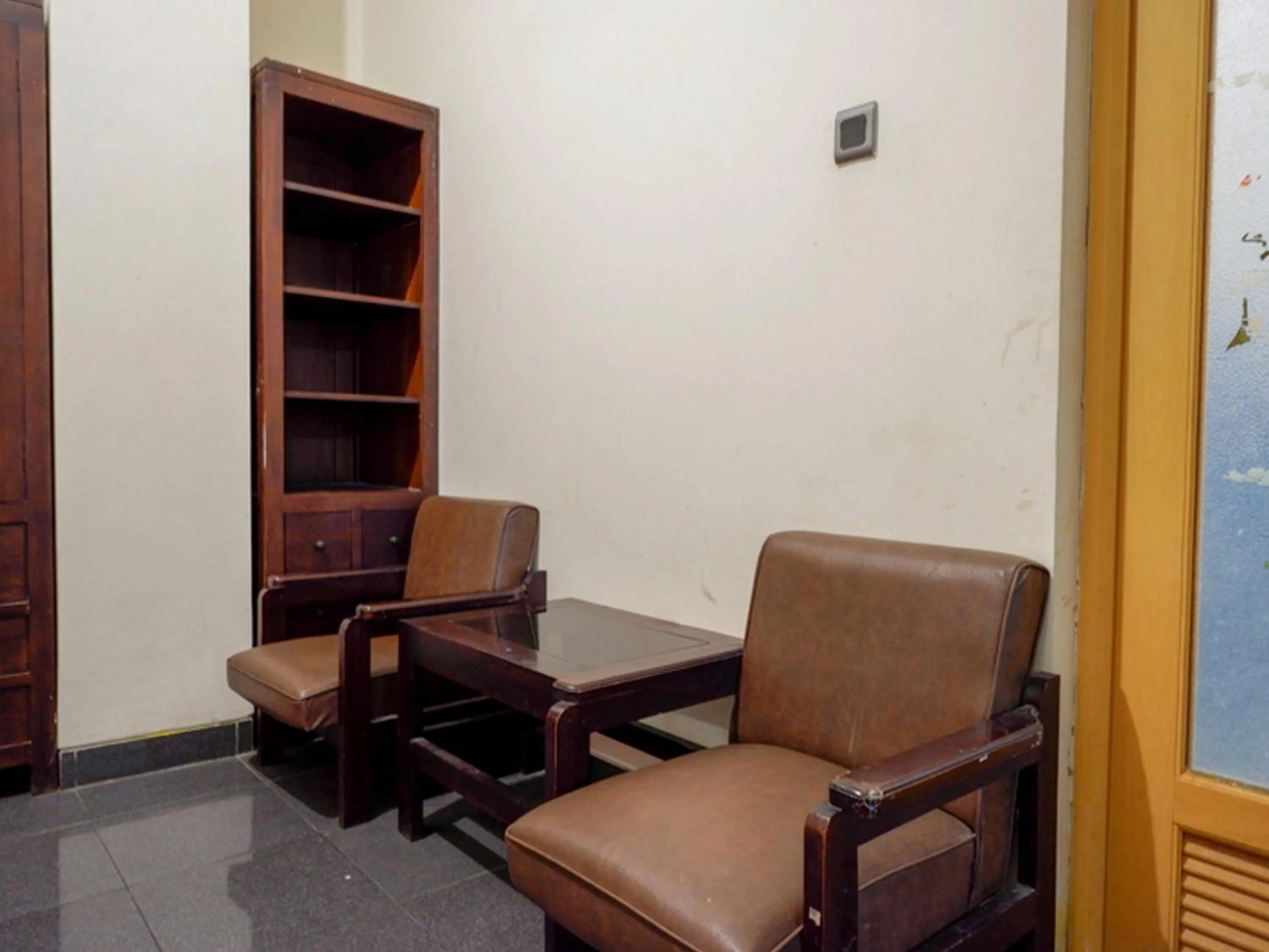 Facade/entrance in RedDoorz near Tugu Yogyakarta