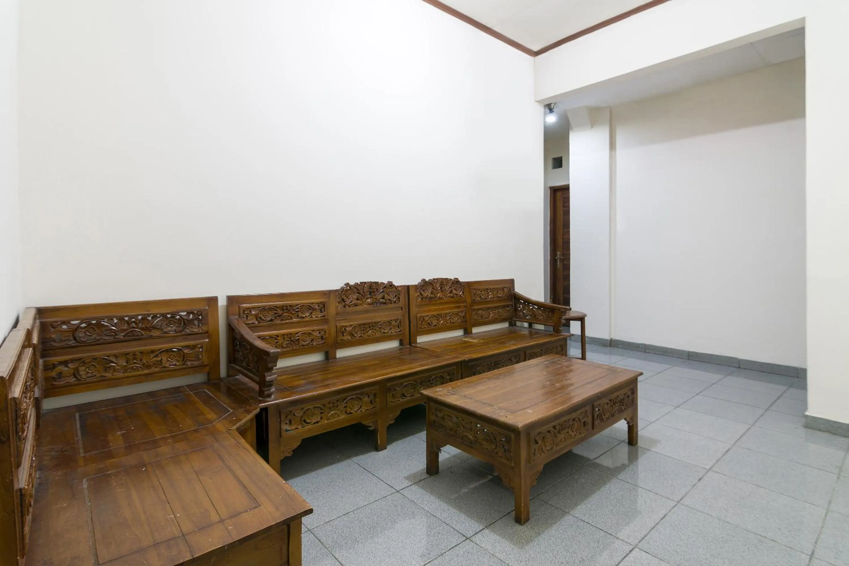 Lobby or reception in RedDoorz near Tugu Yogyakarta