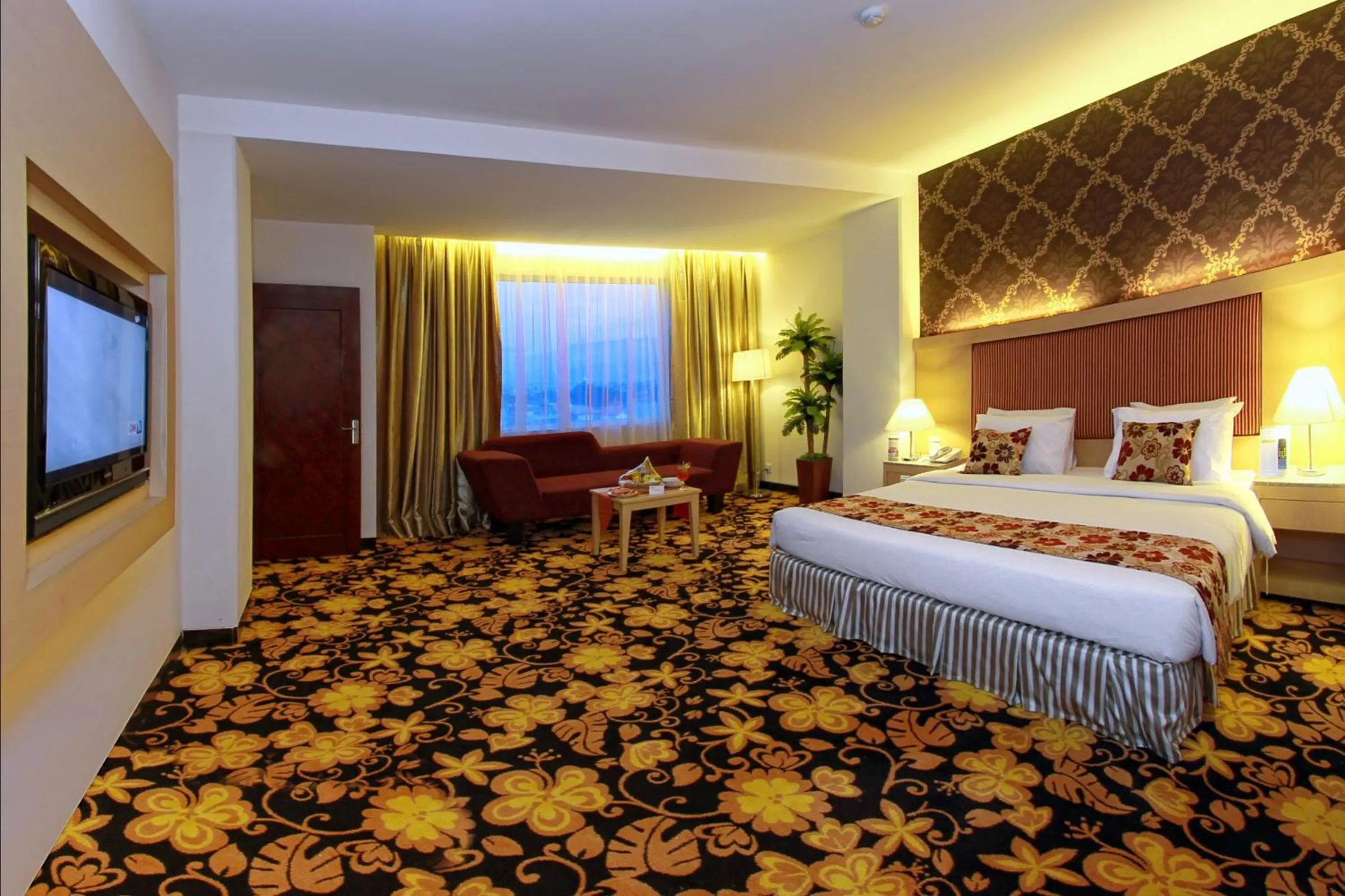 Photo of the whole room, Bed in Rocky Plaza Hotel Padang