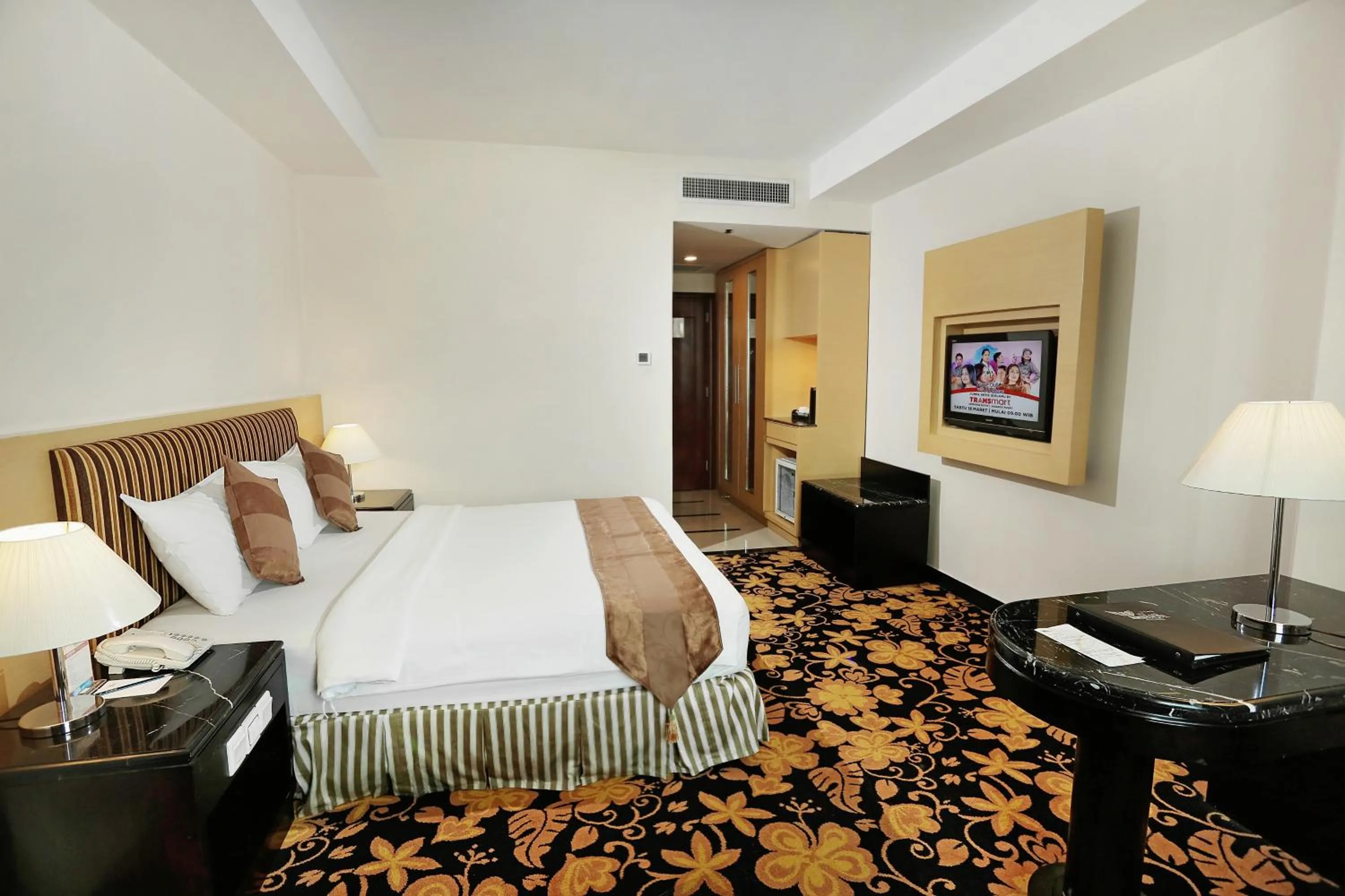Bed in Rocky Plaza Hotel Padang