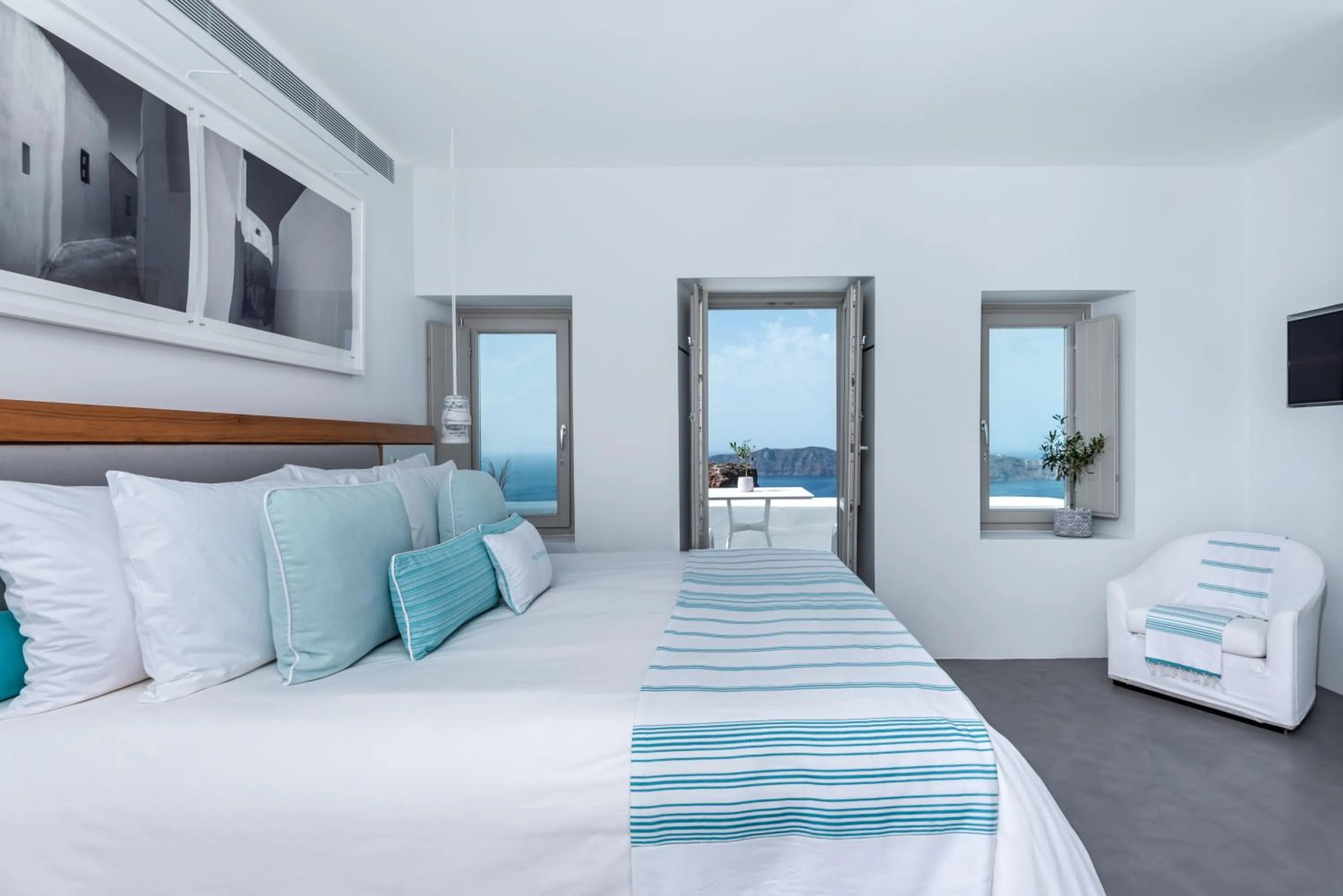 Bed in Grace Hotel, Auberge Collection