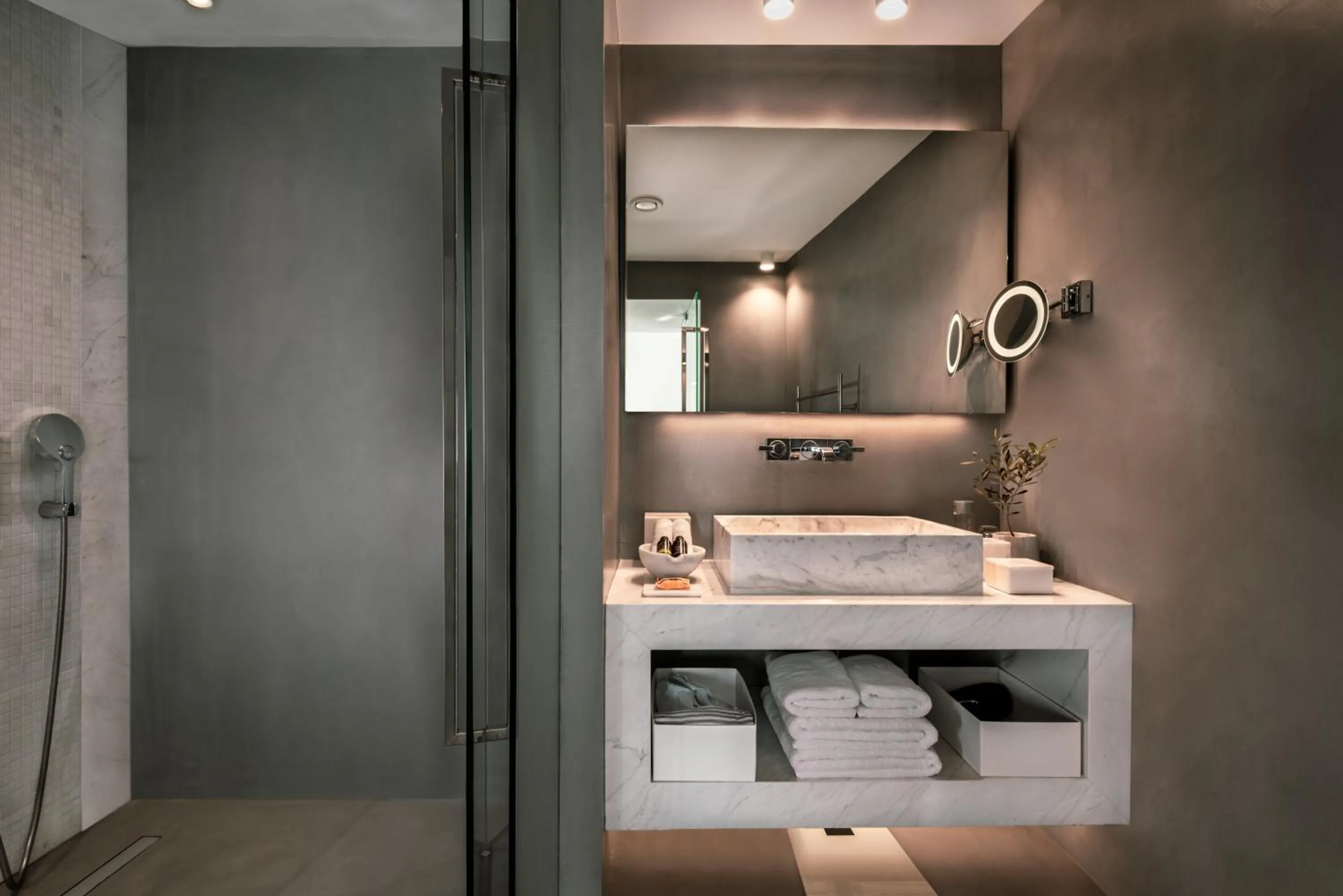 Shower in Grace Hotel, Auberge Collection