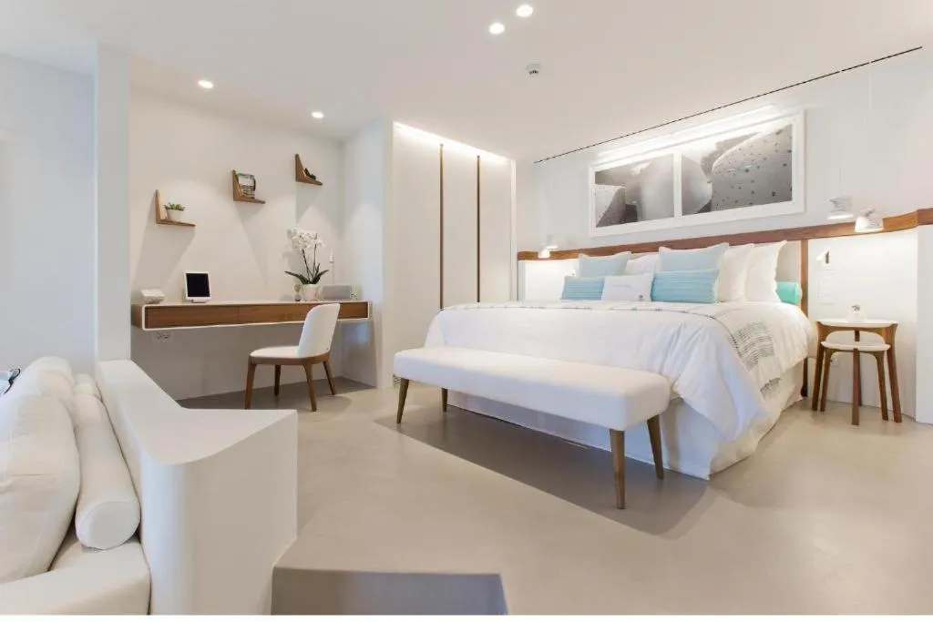 Bed in Grace Hotel, Auberge Collection