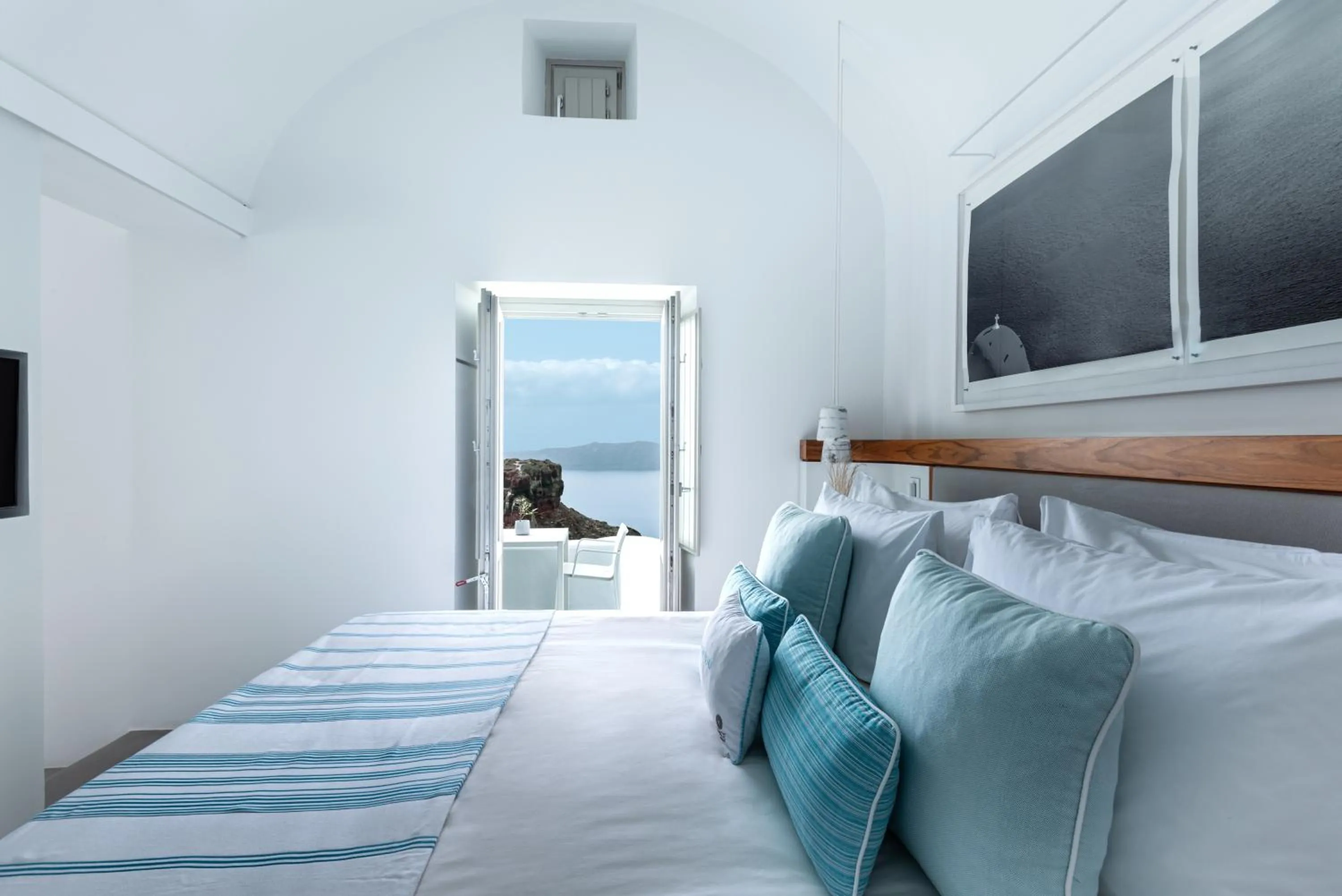 Bed in Grace Hotel, Auberge Collection