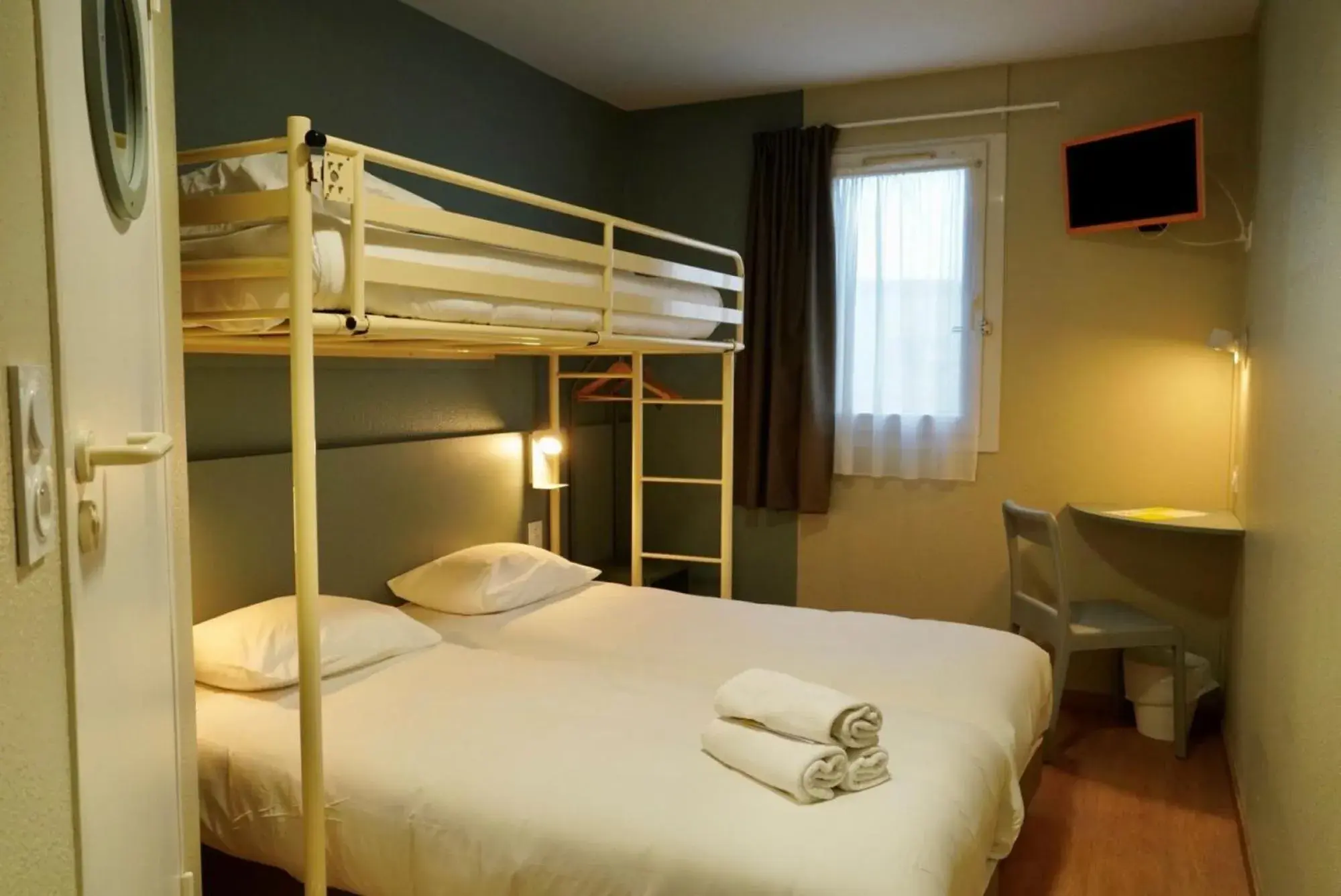 Triple Room in Vini Hotel Triple Room in Vini Hotel