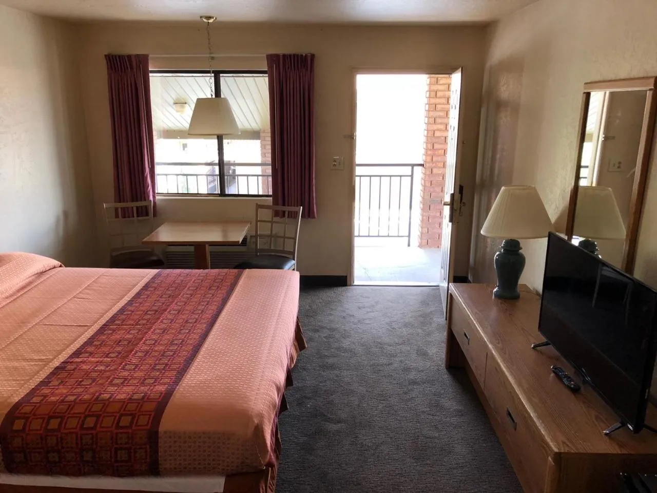 TV and multimedia, Bed in Claridge Inn - St. George