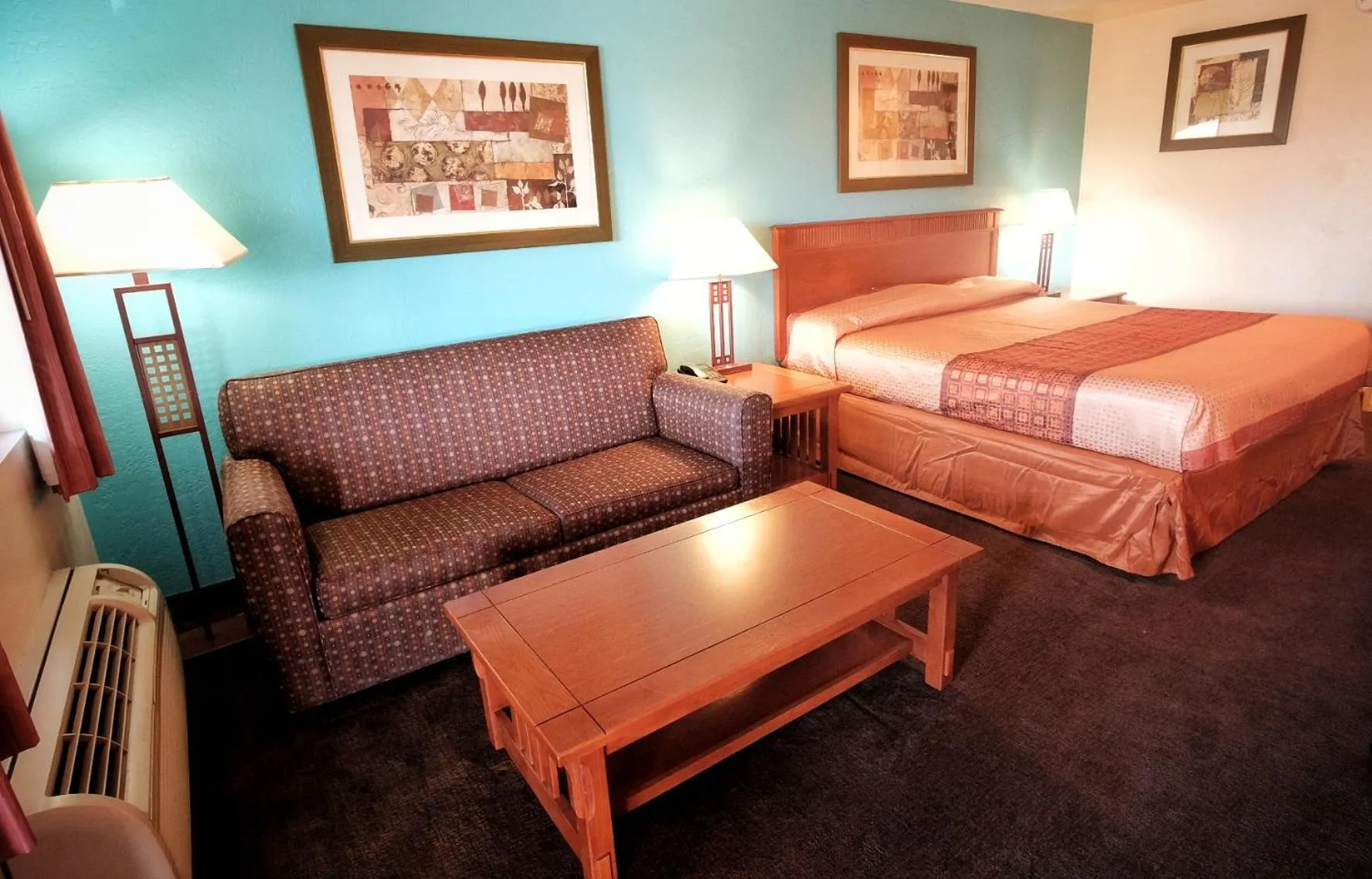 Seating area, Bed in Claridge Inn - St. George