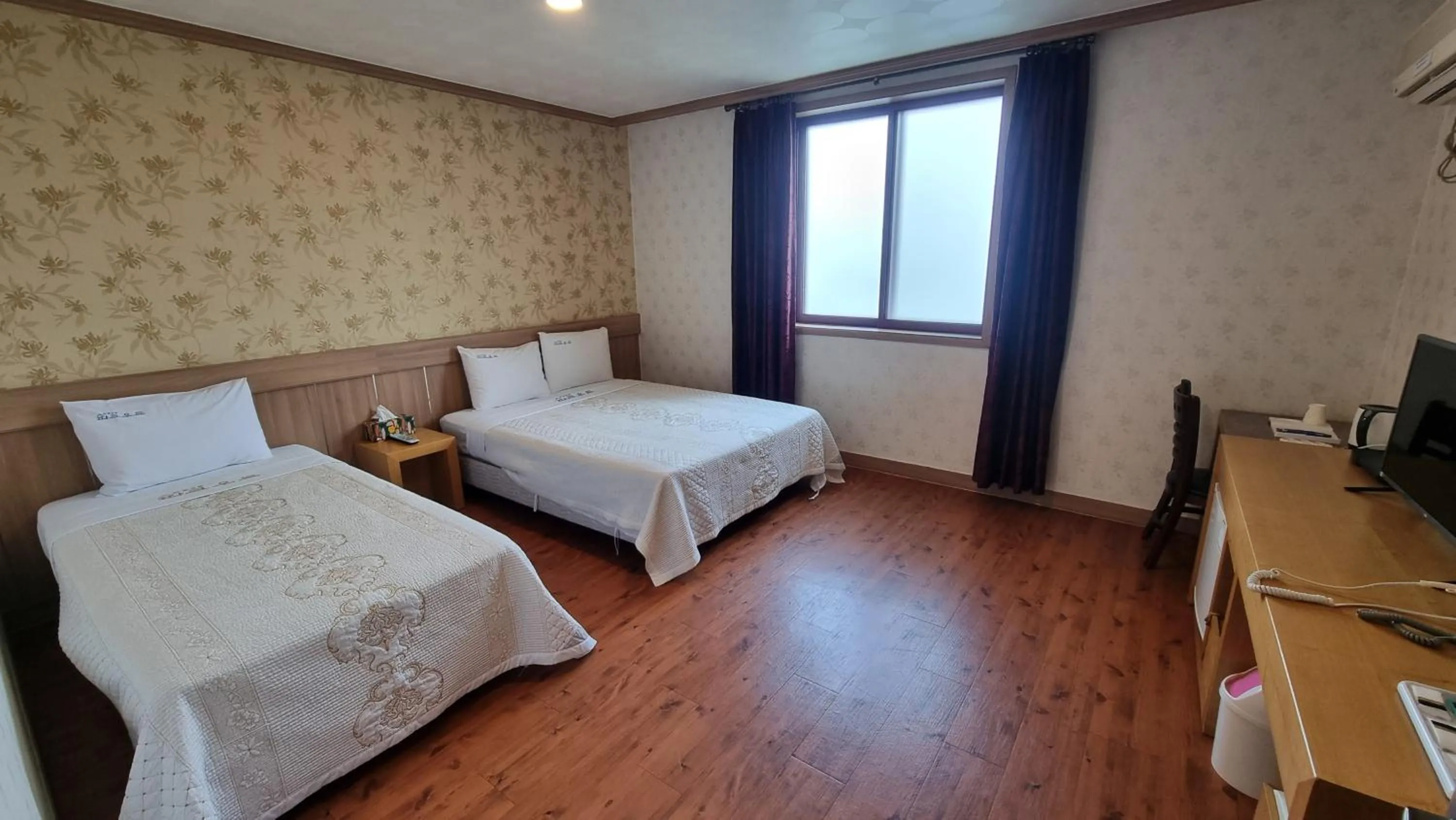 Bed in Hotel Parkwood Incheon Airport