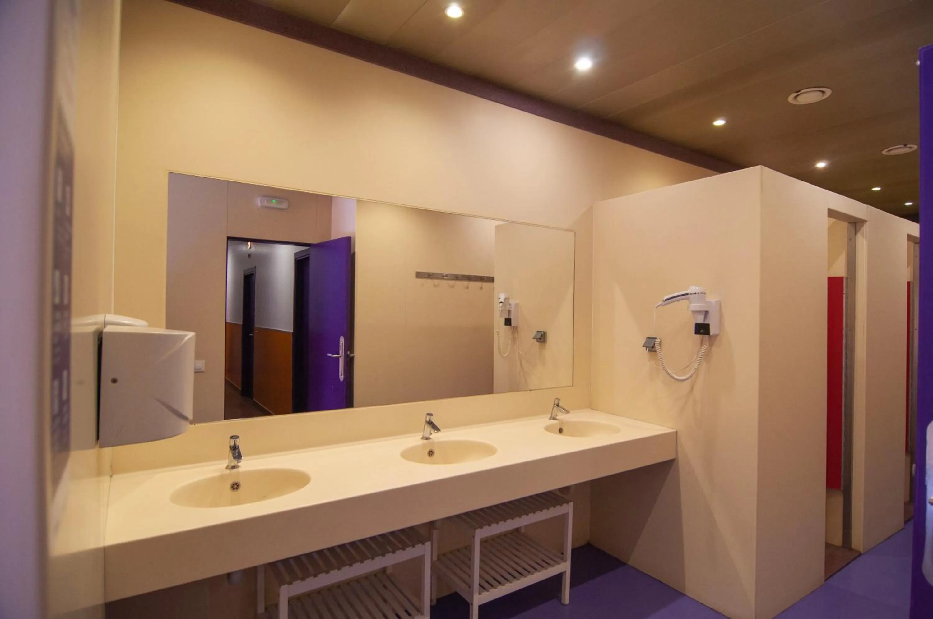 Shower in Kabul Party Hostel Barcelona