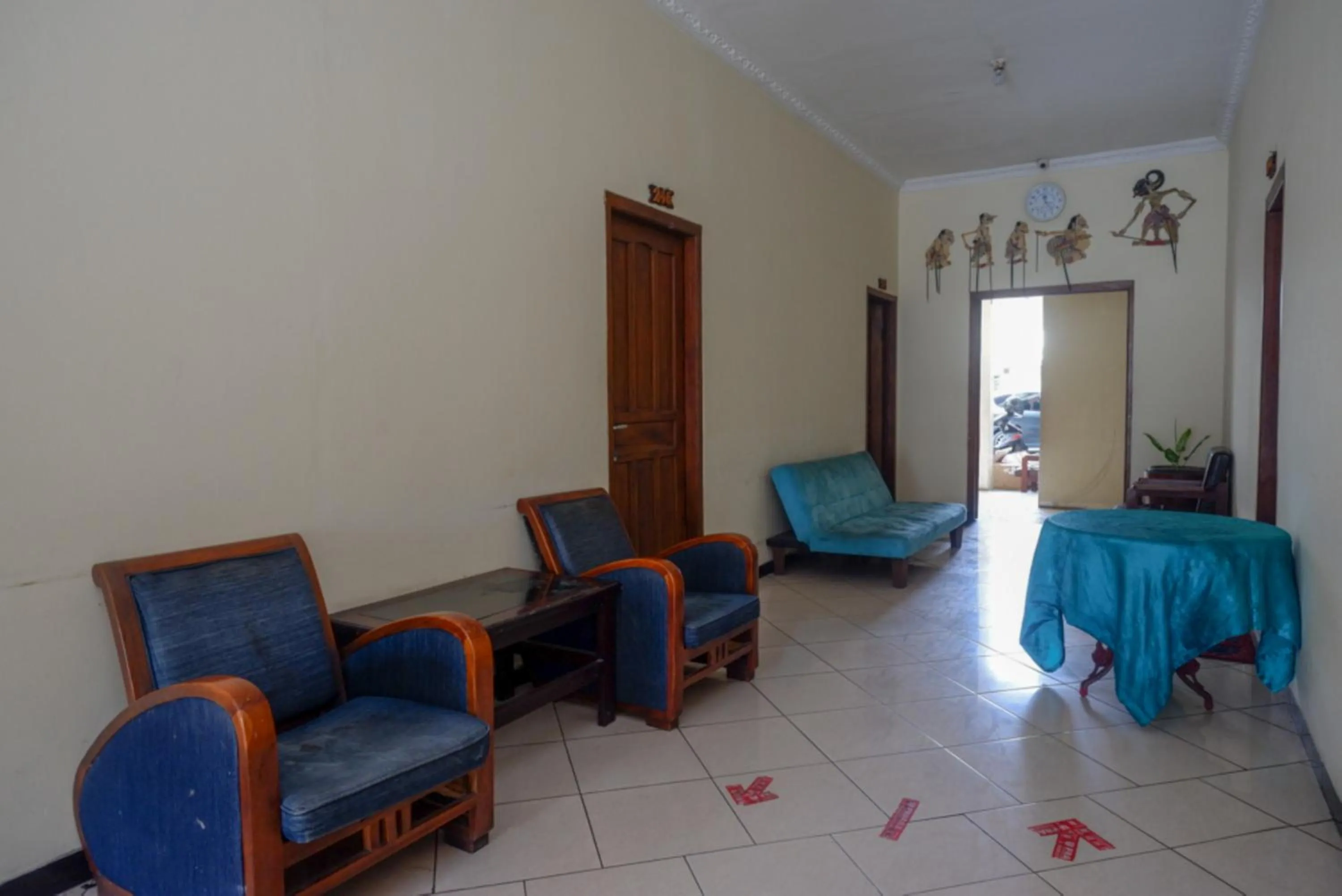 Living room in RedDoorz At Hotel Sartika Yogyakarta