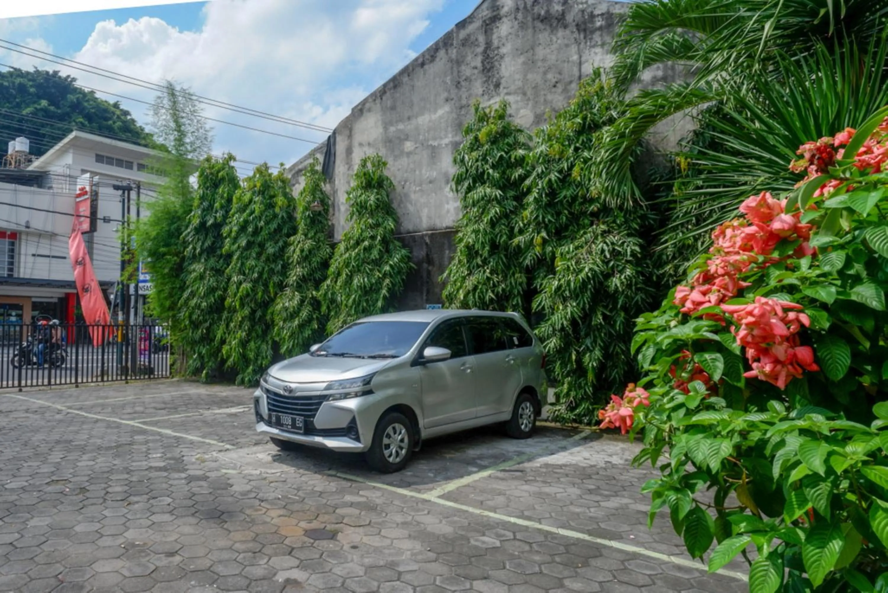 Parking in RedDoorz At Hotel Sartika Yogyakarta