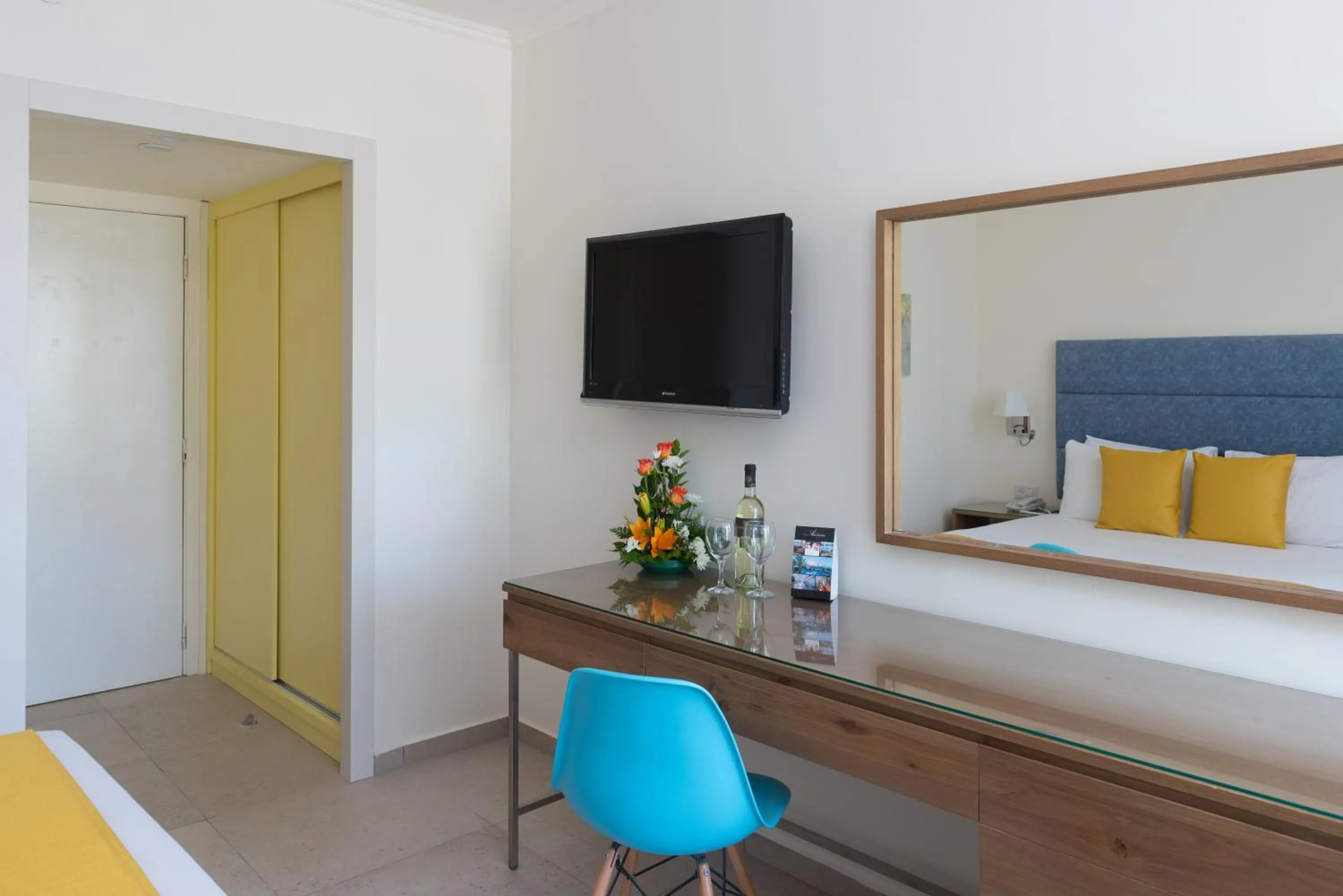 Seating area, Bed in Americana Eilat Hotel