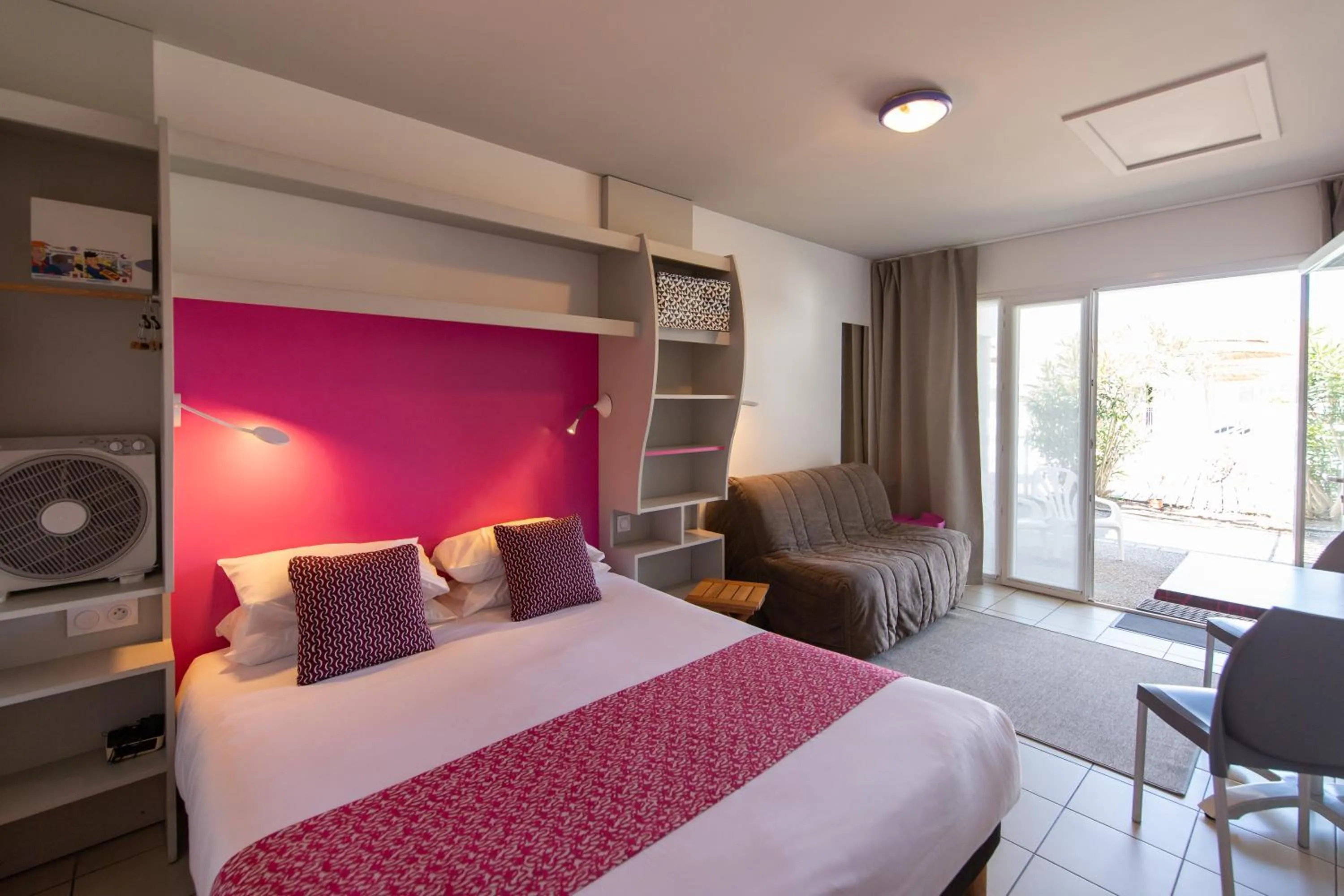 Photo of the whole room, Bed in Hôtel de Ré, "The Originals Résidence"