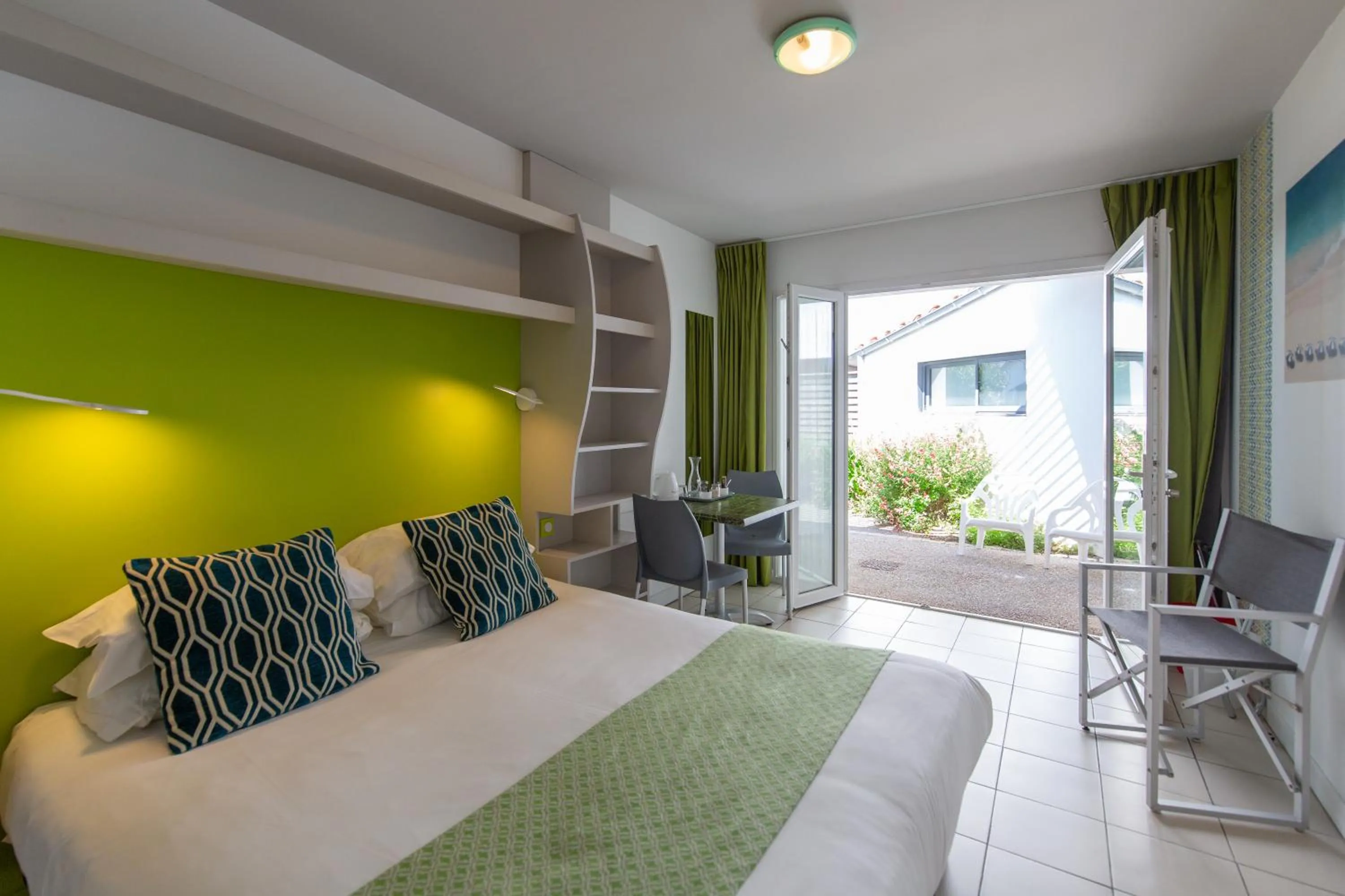 Bedroom, Bed in Hôtel de Ré, "The Originals Résidence"