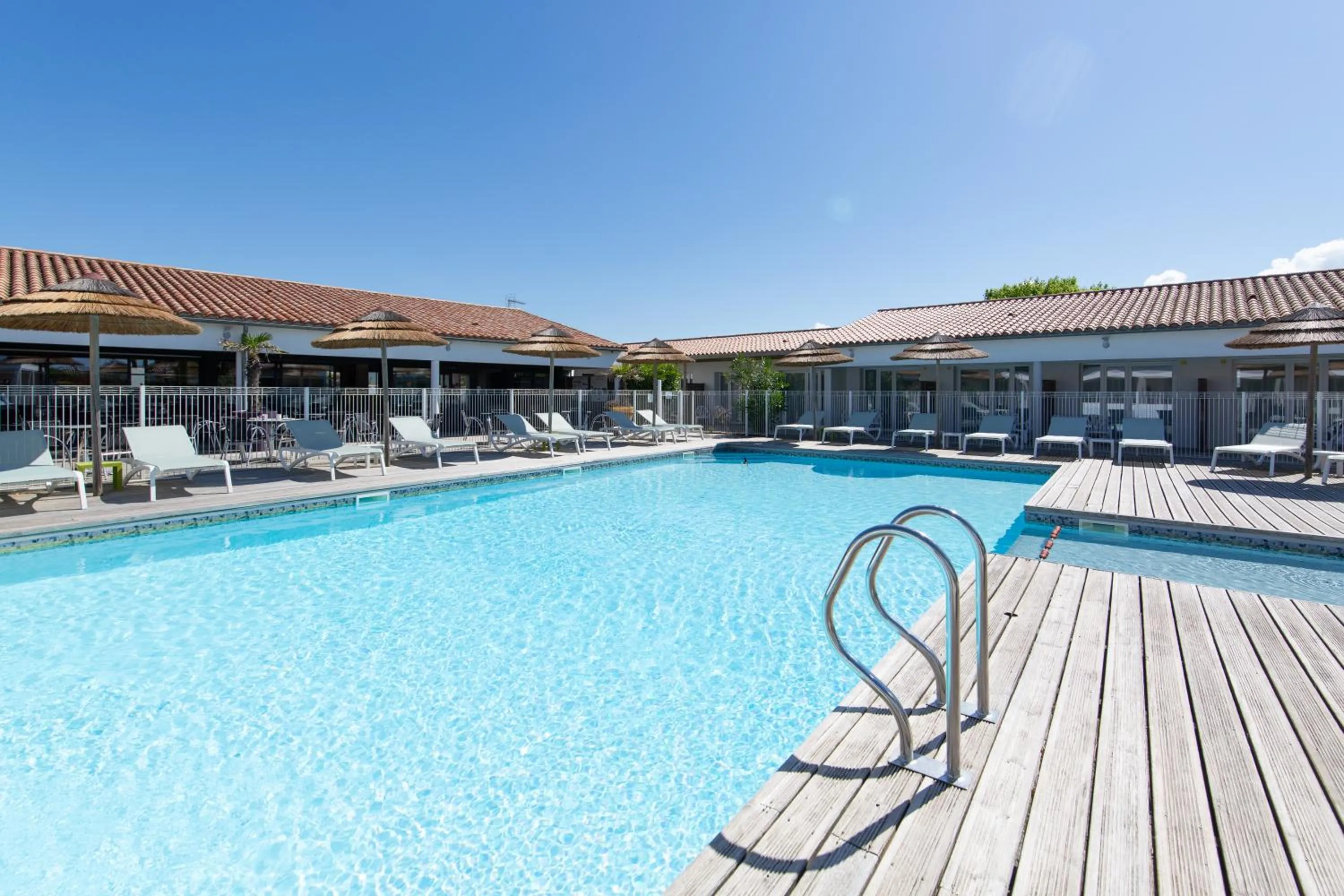 Swimming pool in Hôtel de Ré, "The Originals Résidence"