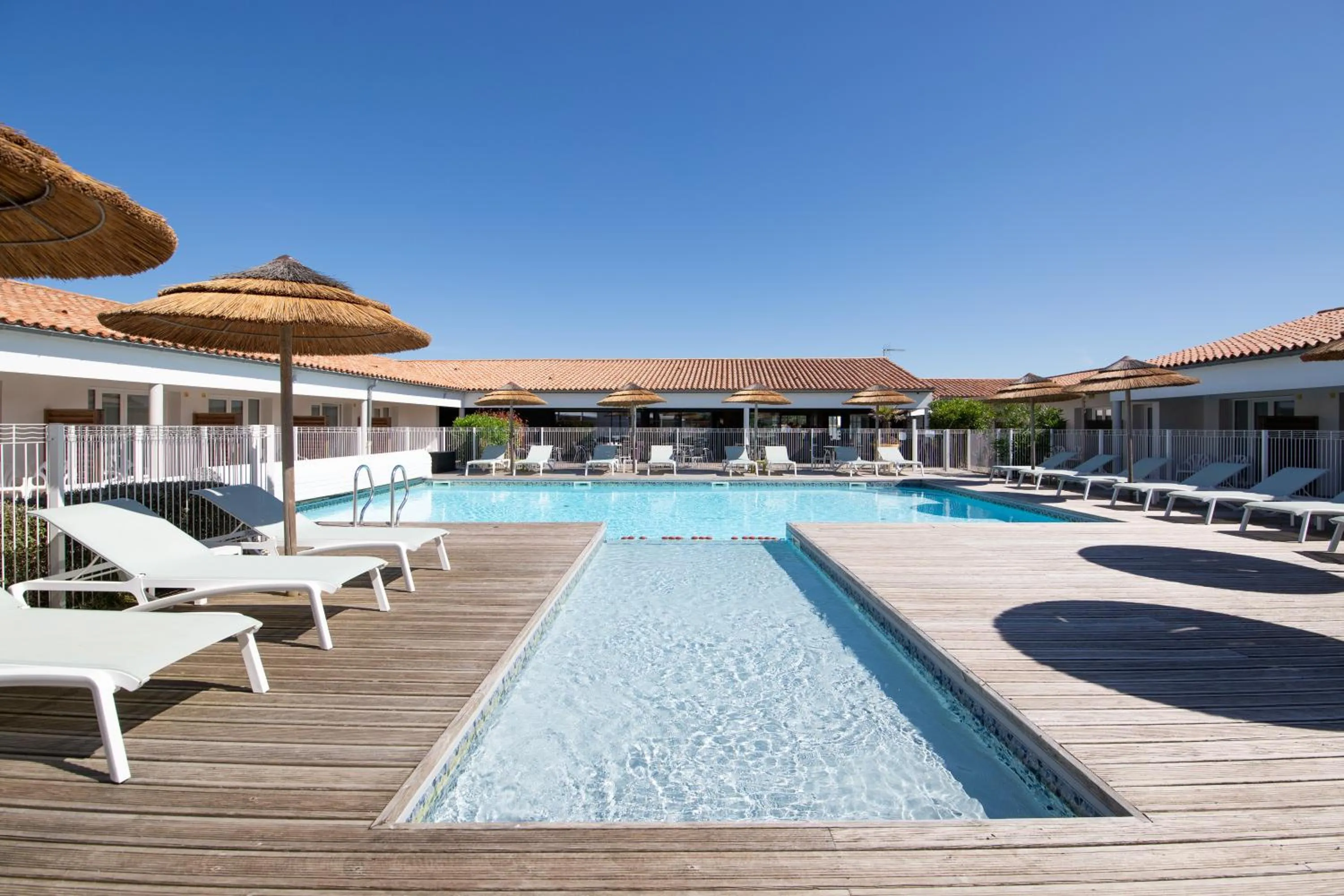 Swimming pool in Hôtel de Ré, "The Originals Résidence"