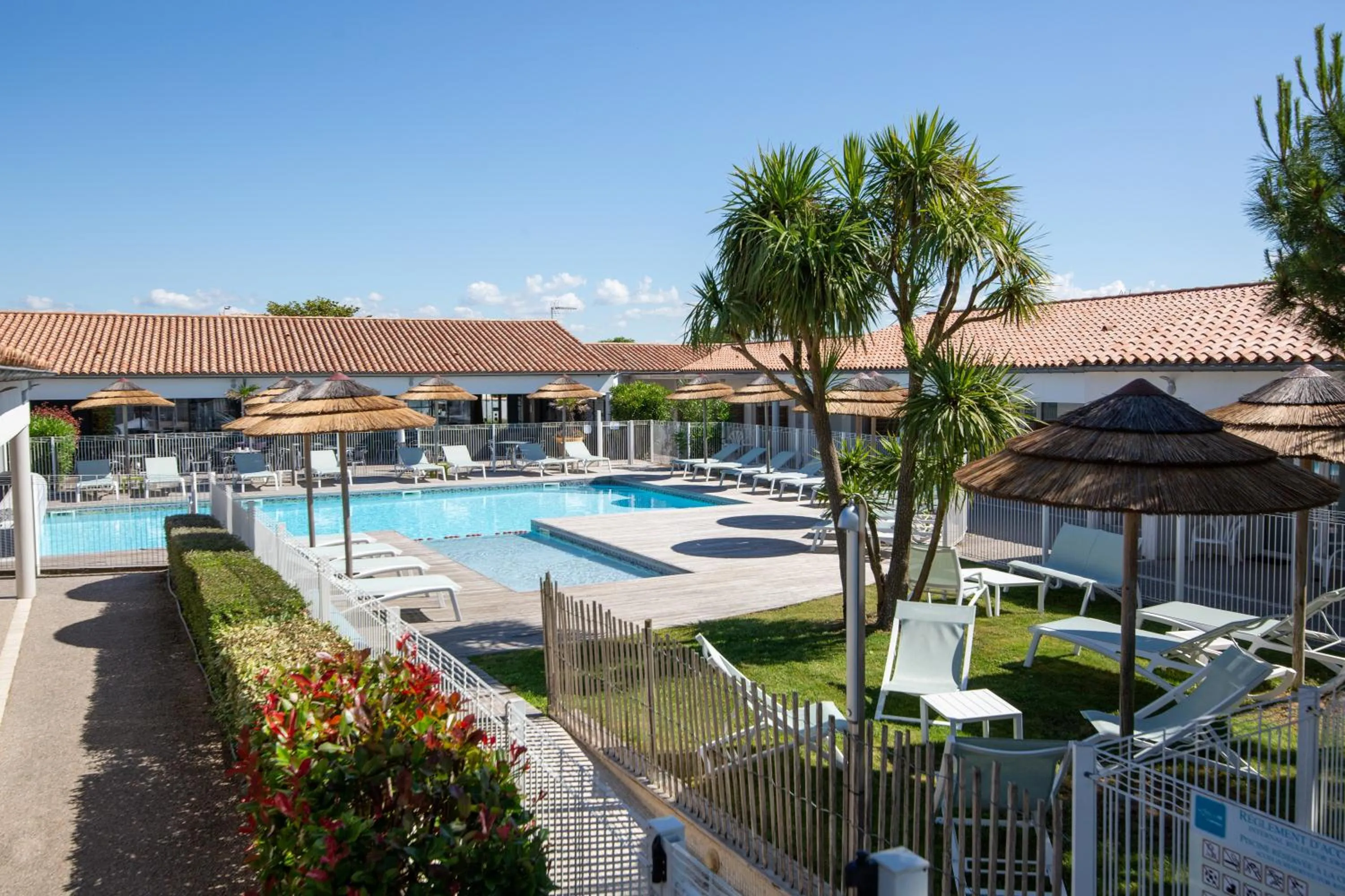 Swimming pool in Hôtel de Ré, "The Originals Résidence"
