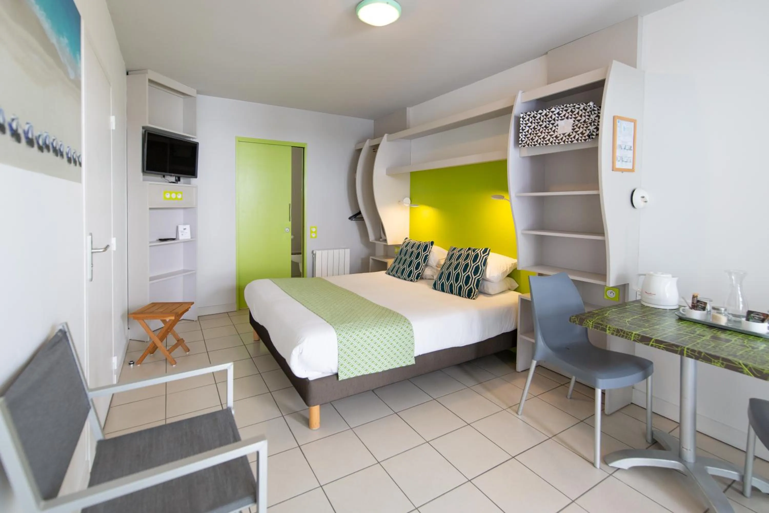 Bedroom, Bed in Hôtel de Ré, "The Originals Résidence"