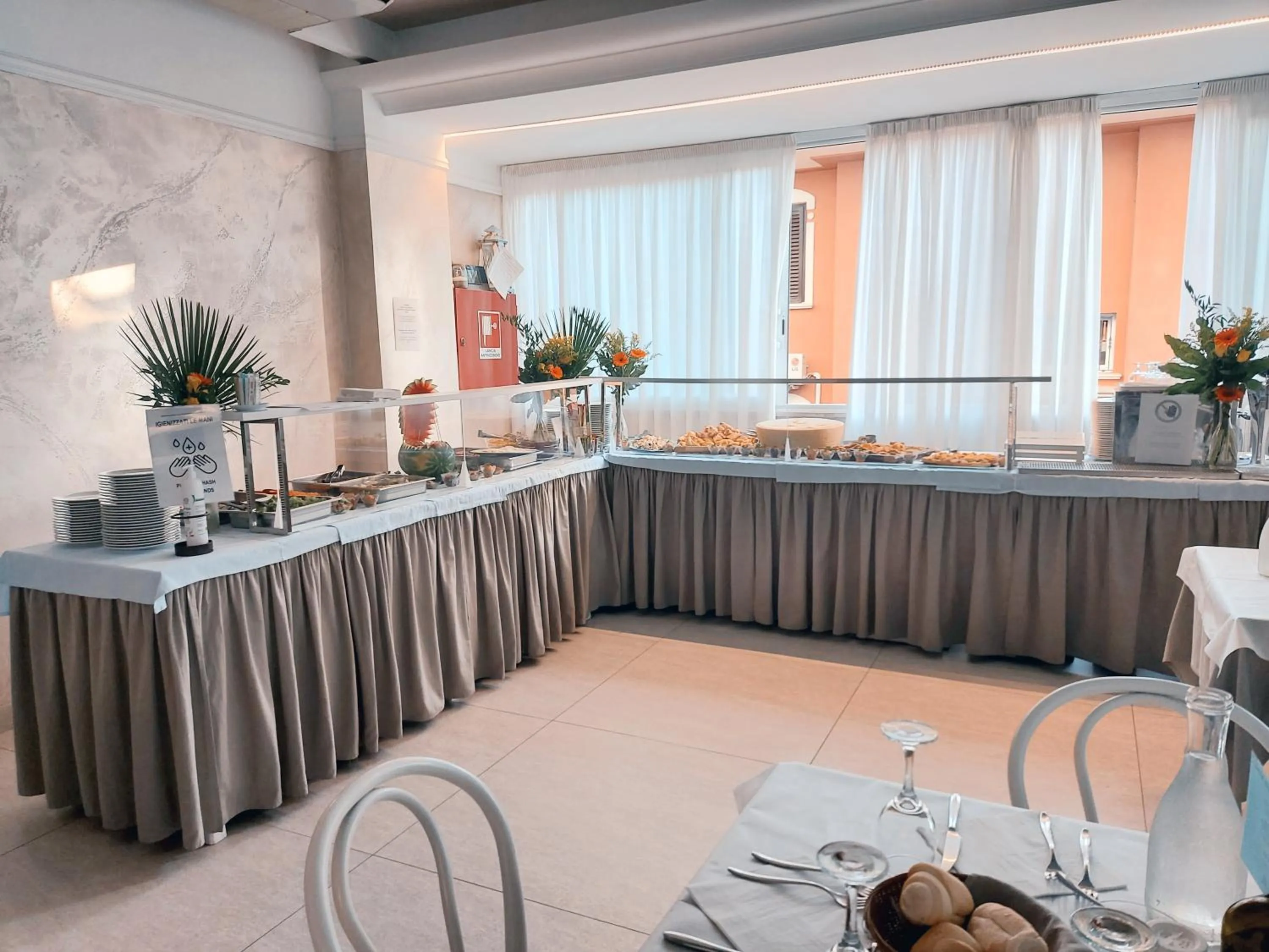 Restaurant/places to eat in Hotel Monica