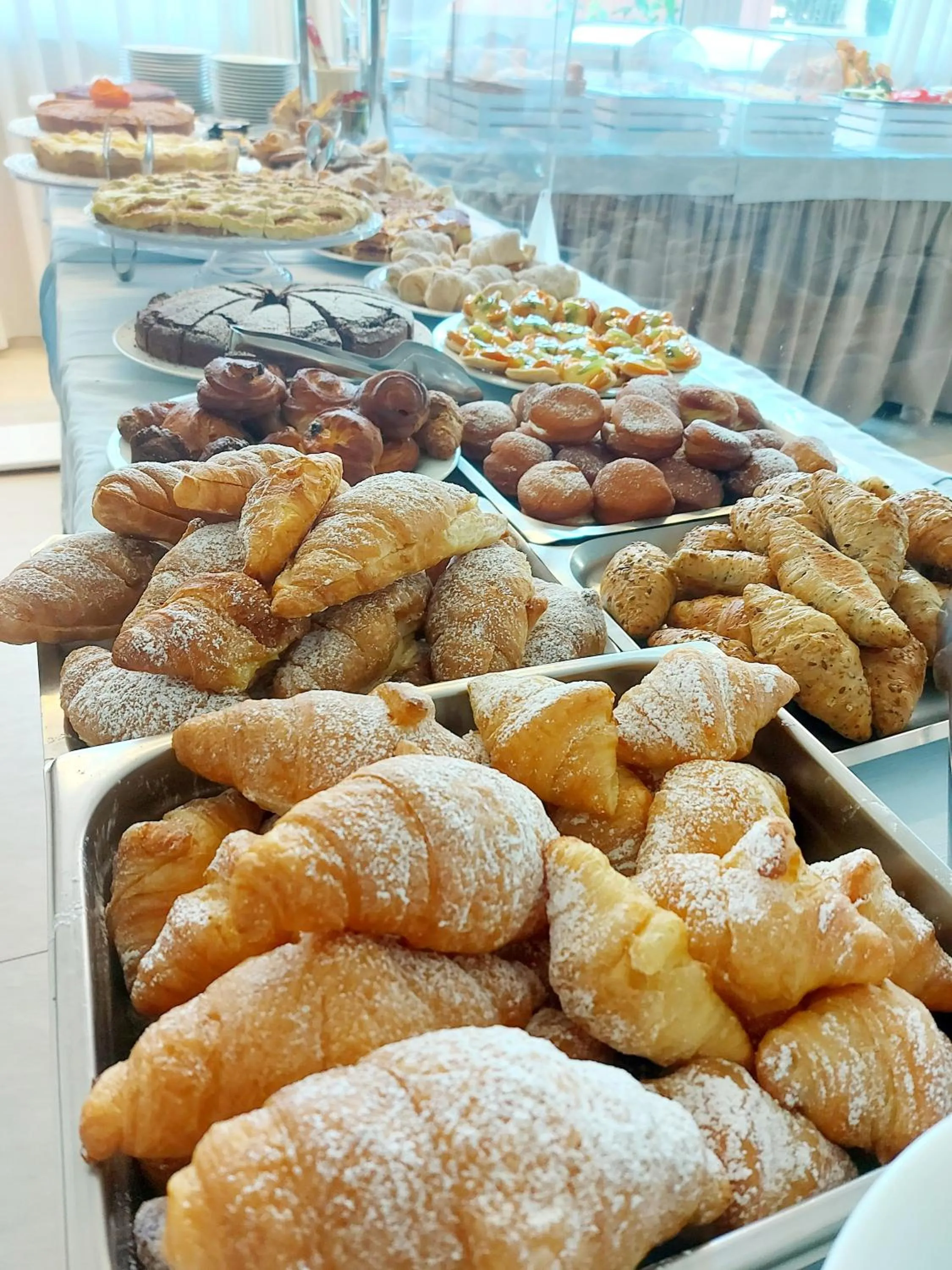 Restaurant/places to eat in Hotel Monica