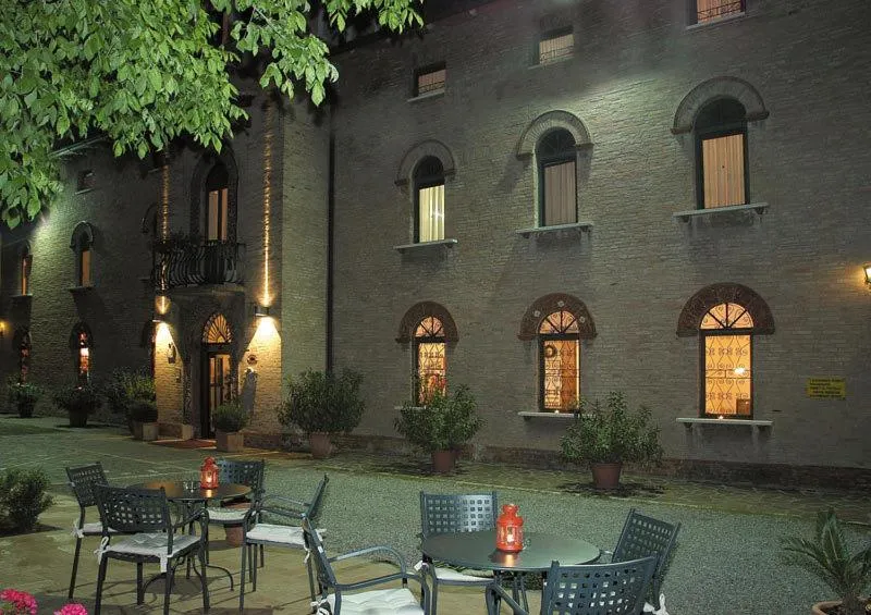 Restaurant/places to eat in Hotel Castello