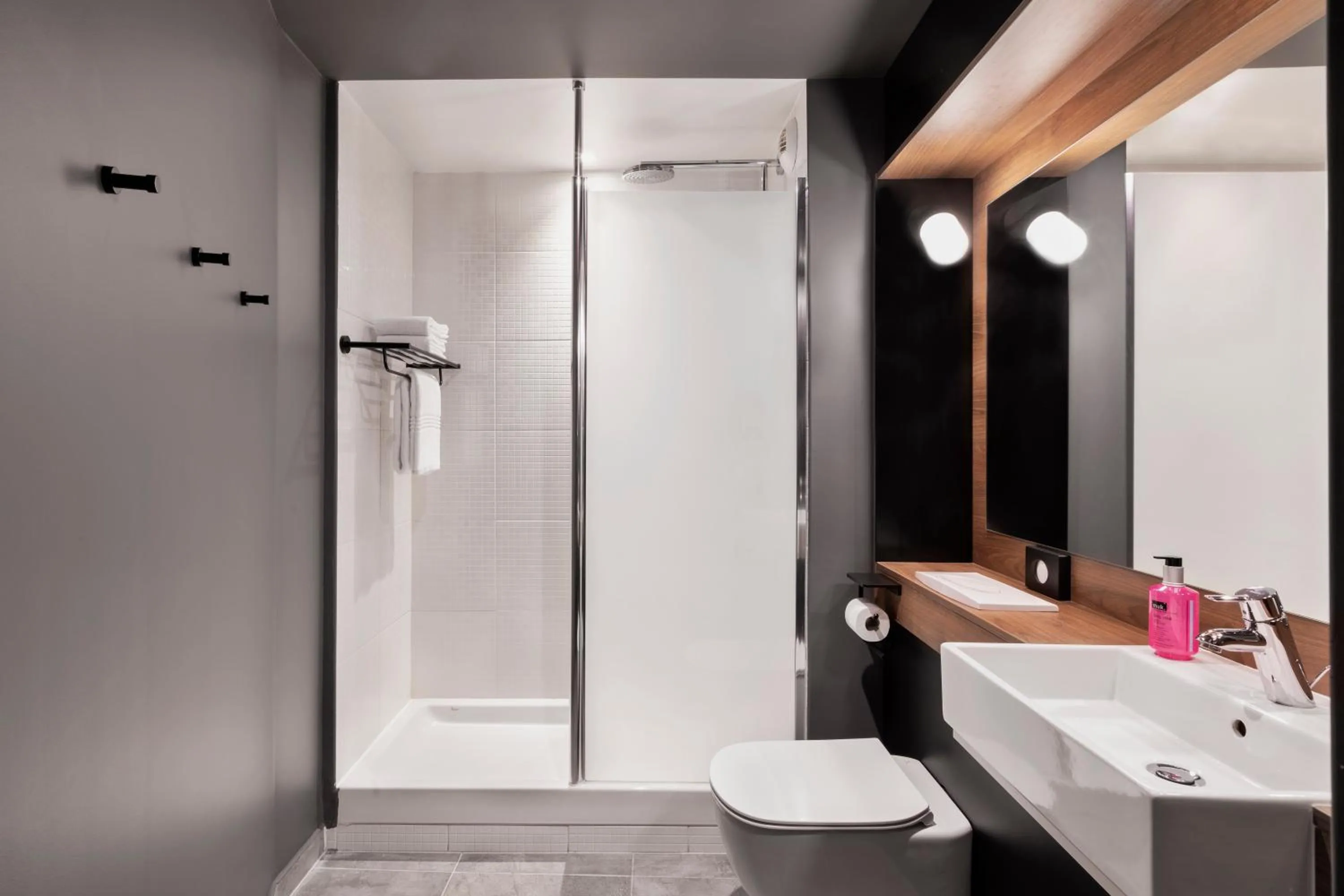 Shower in Moxy Amiens