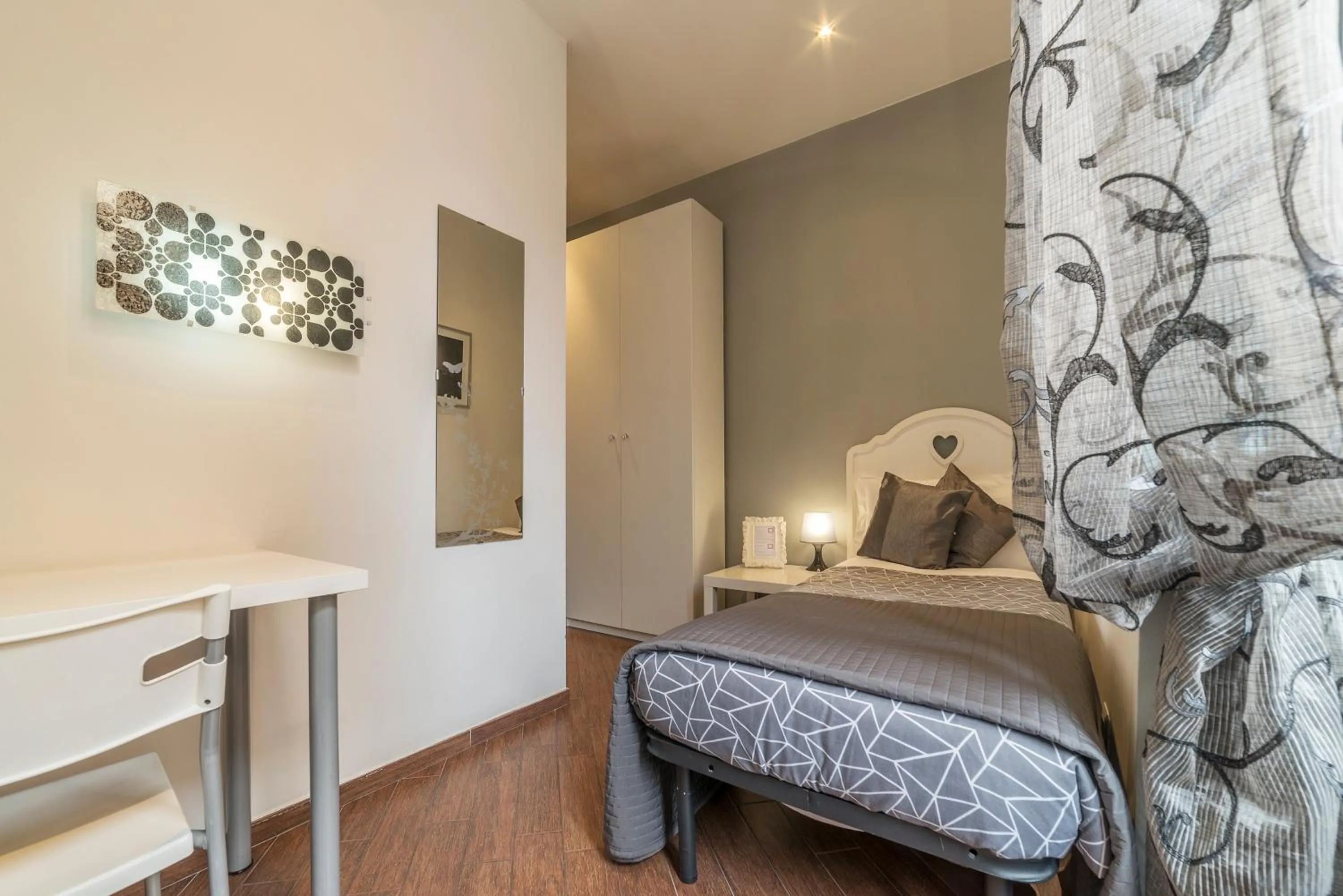 Bedroom, Bed in Be My Guest