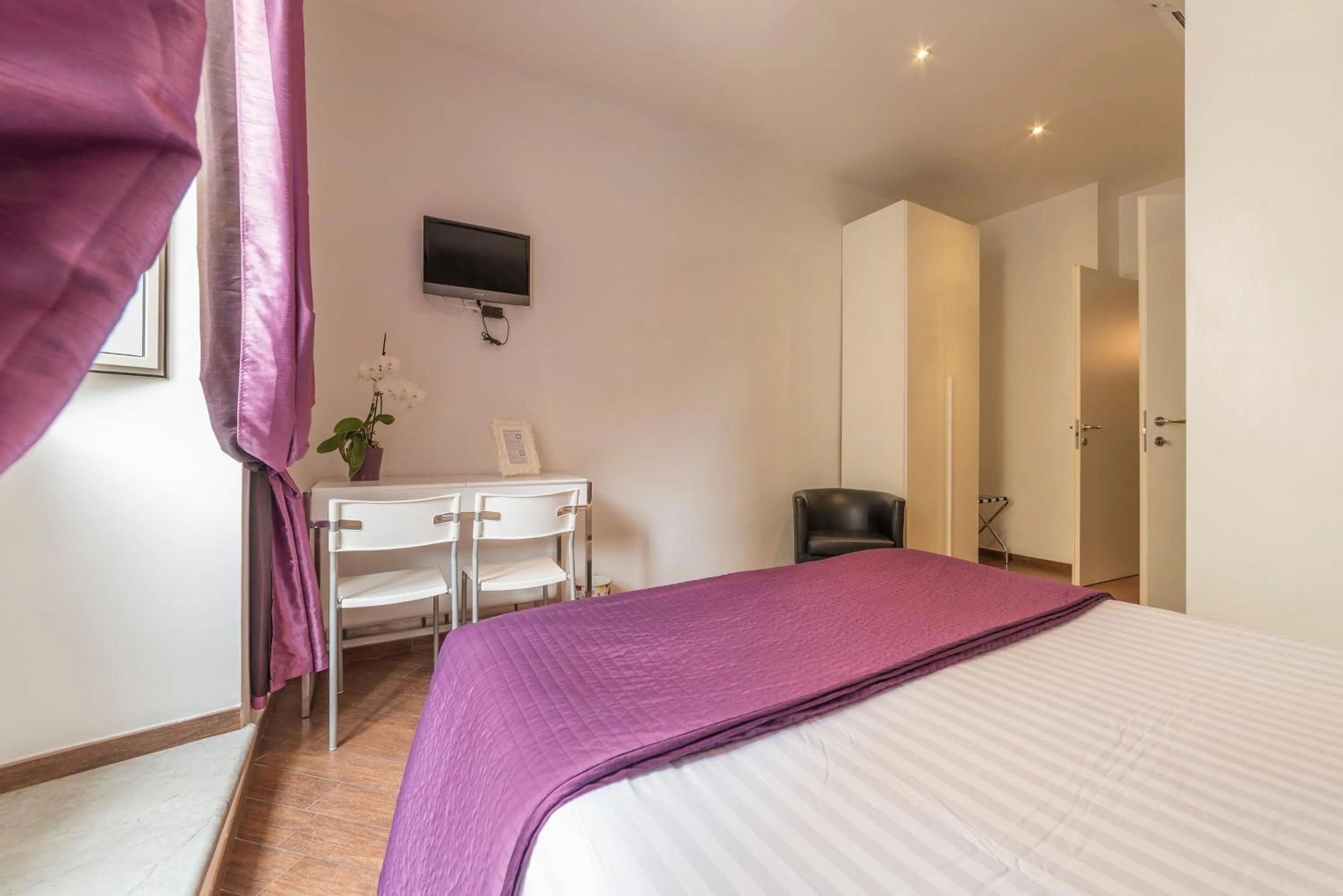 Bedroom, Bed in Be My Guest