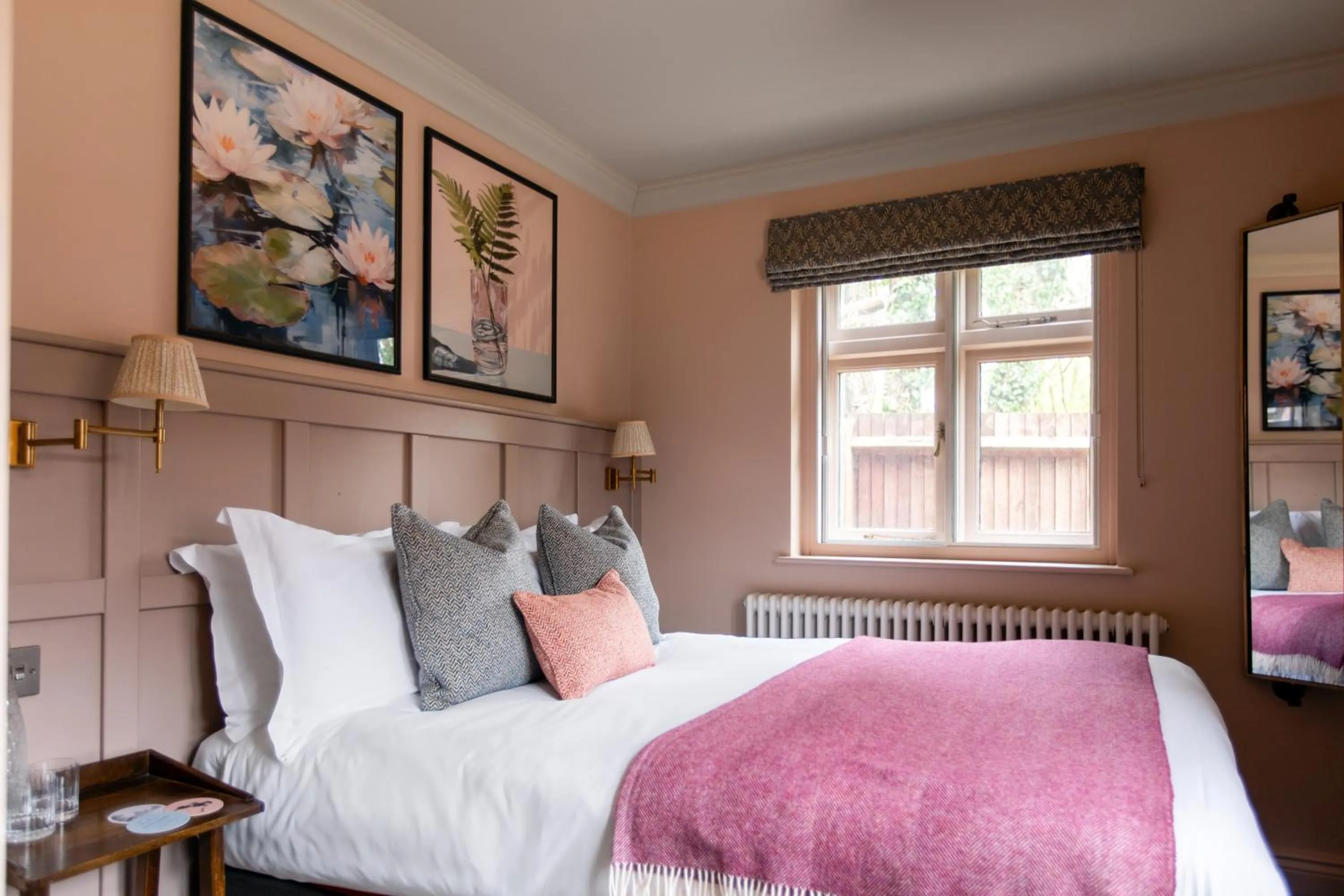 Bedroom, Bed in The Carnarvon Arms