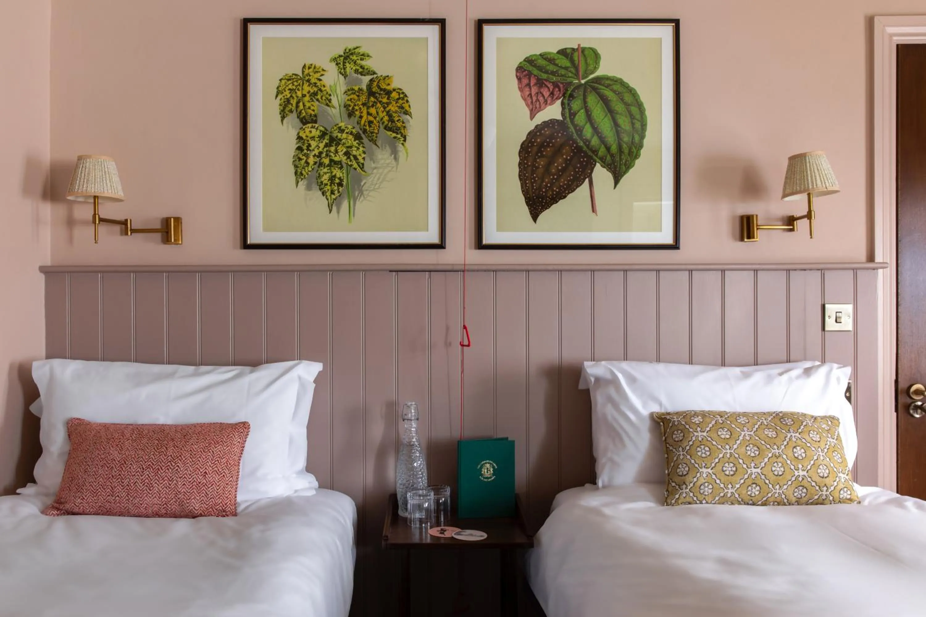 Bedroom, Bed in The Carnarvon Arms