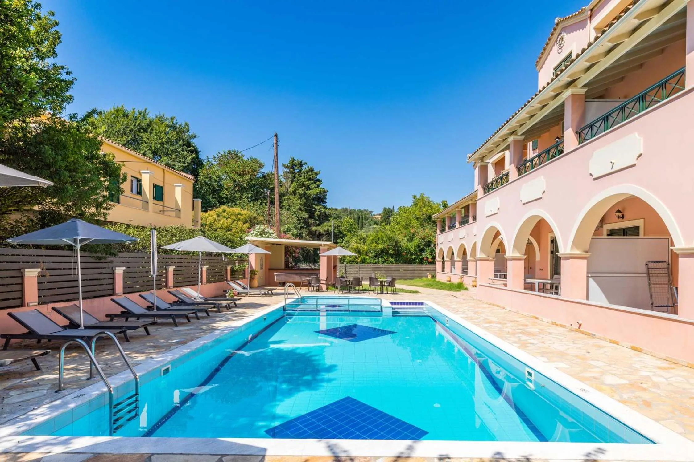 Day in BELLA De LUX APTS