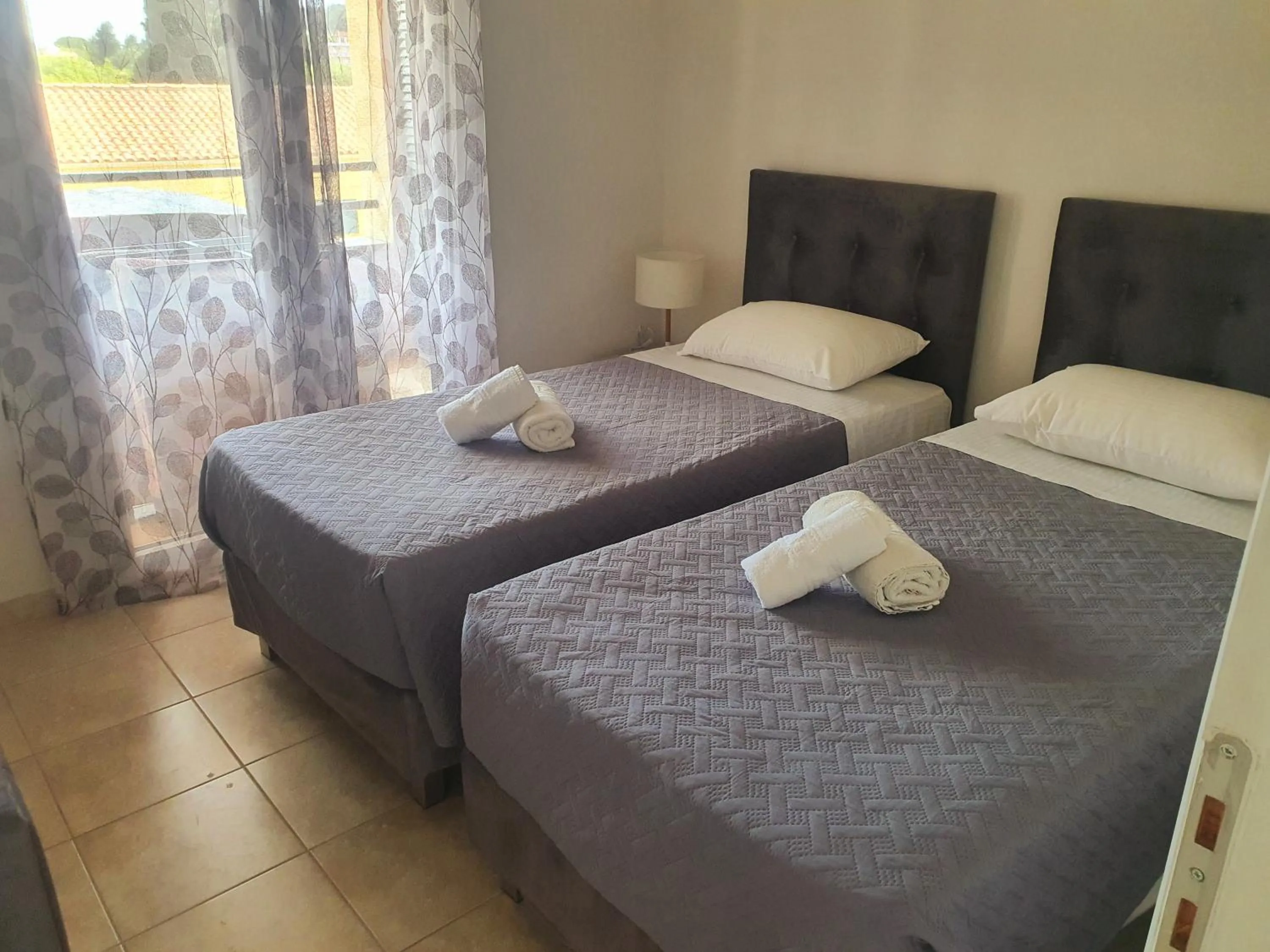 Bed in BELLA De LUX APTS