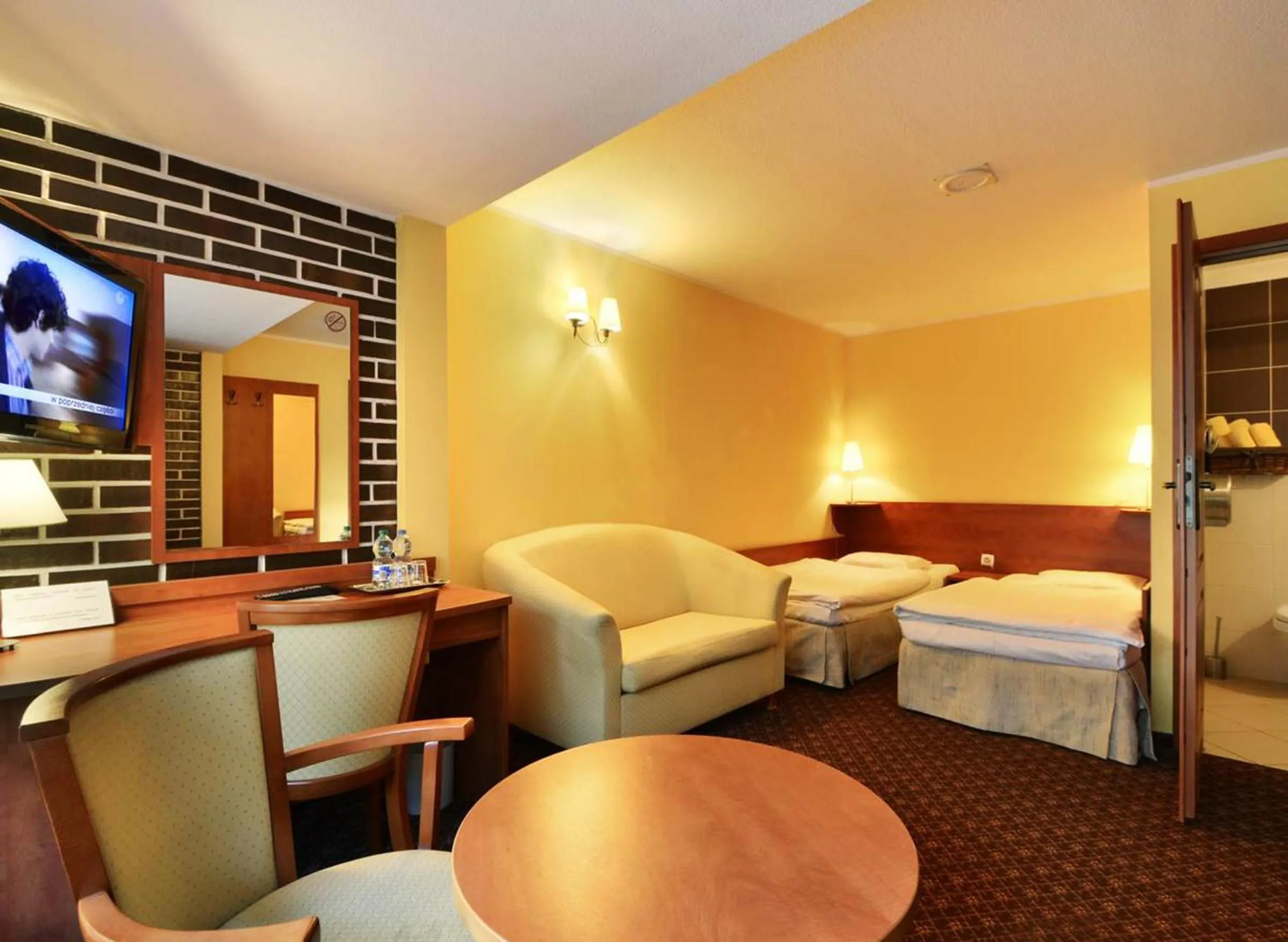 Bathroom, Bed in Hotel Astra Tajemniczy Ogród