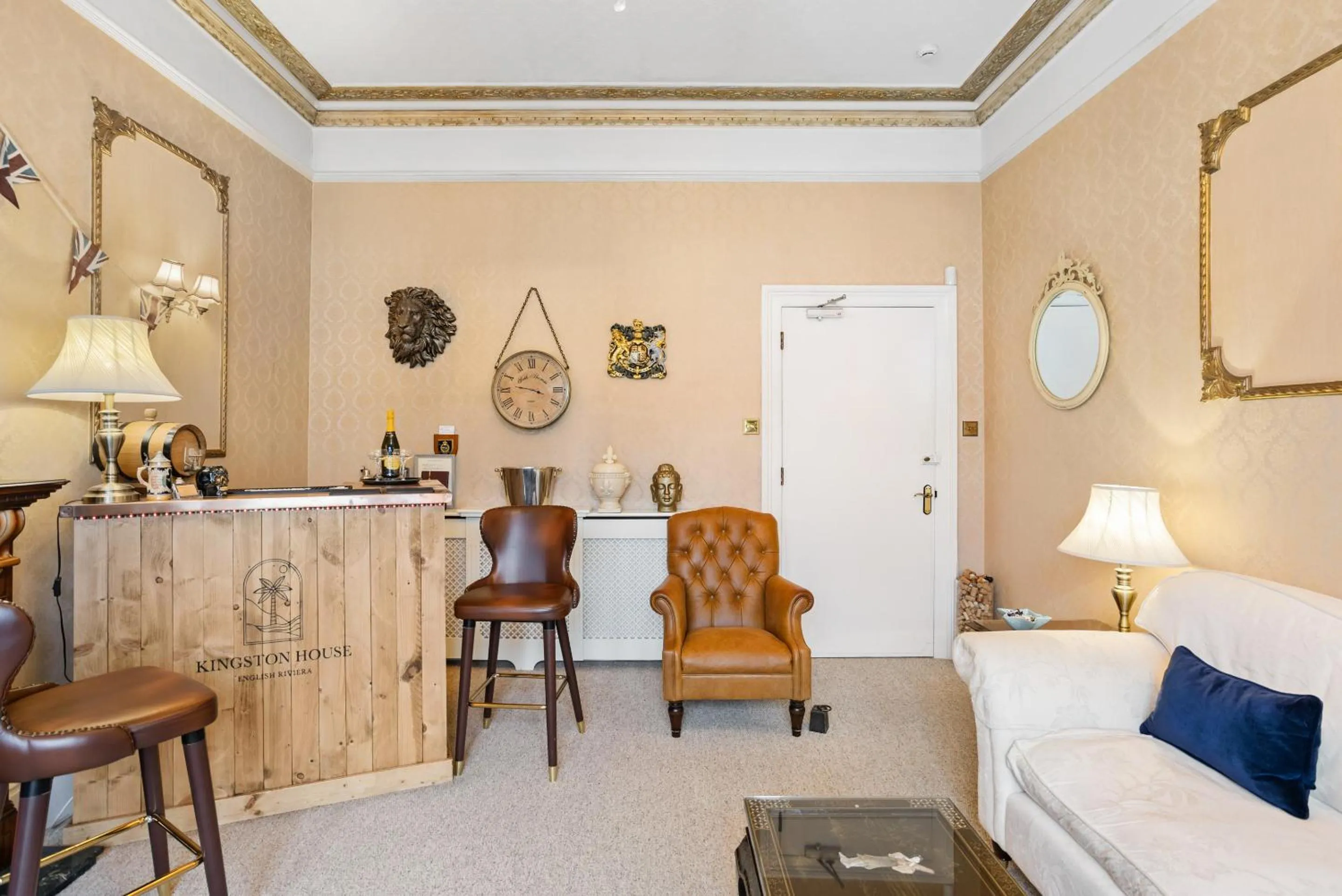 Living room, Bed in Kingston House