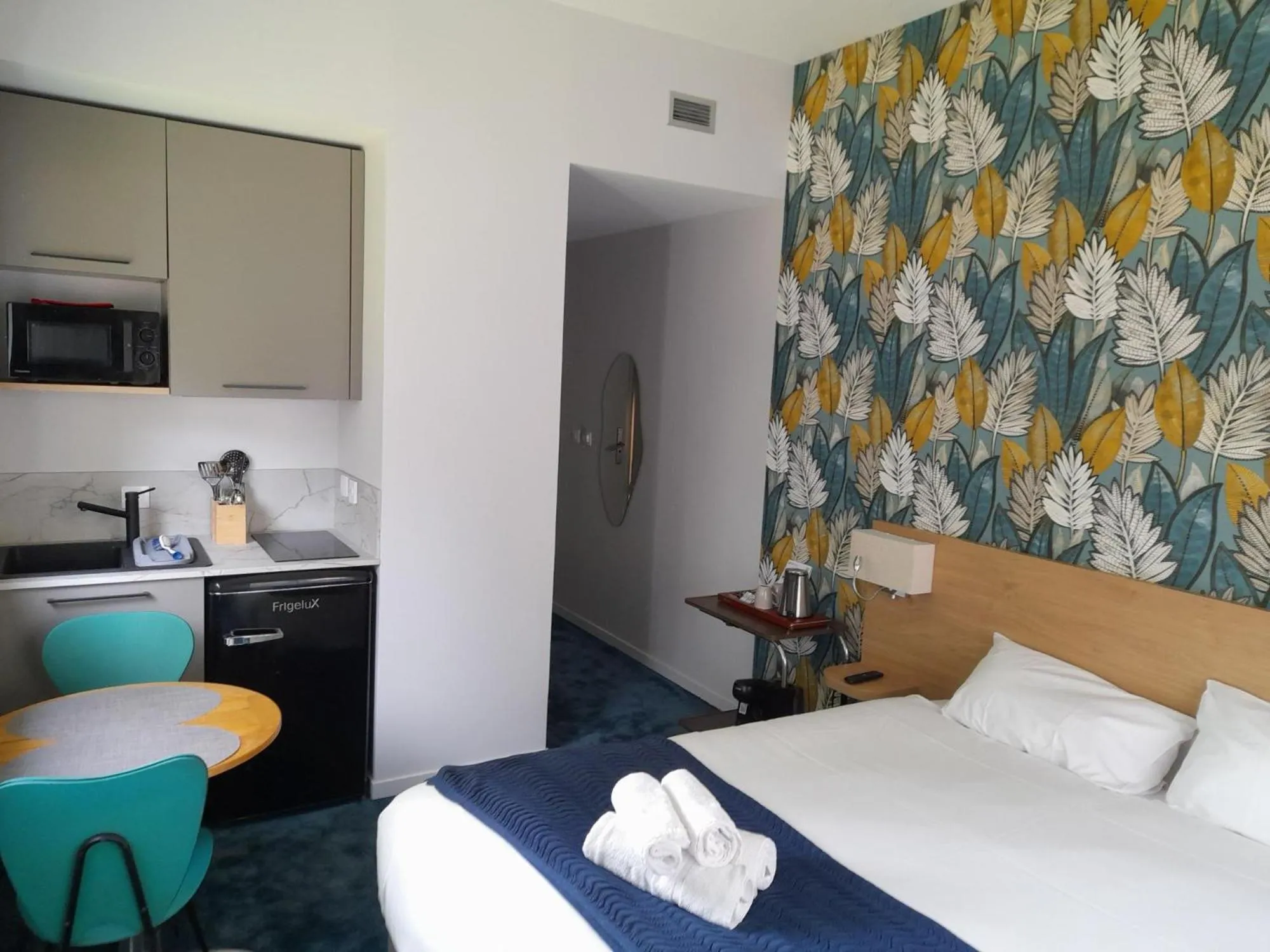 Kitchen or kitchenette, Bed in The Originals City, Ara Hôtel, Landerneau