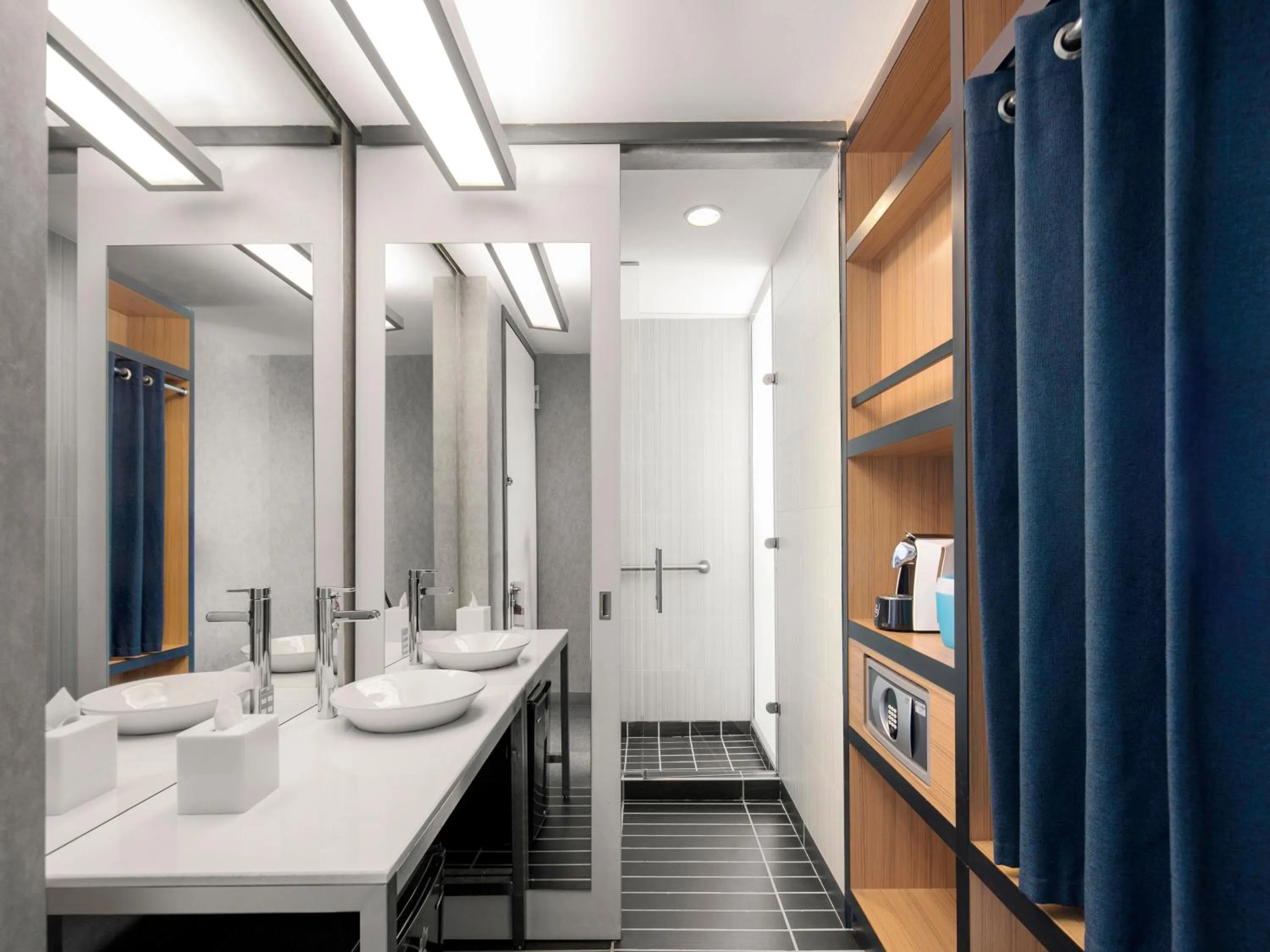 Bathroom in Aloft Bogotá Airport