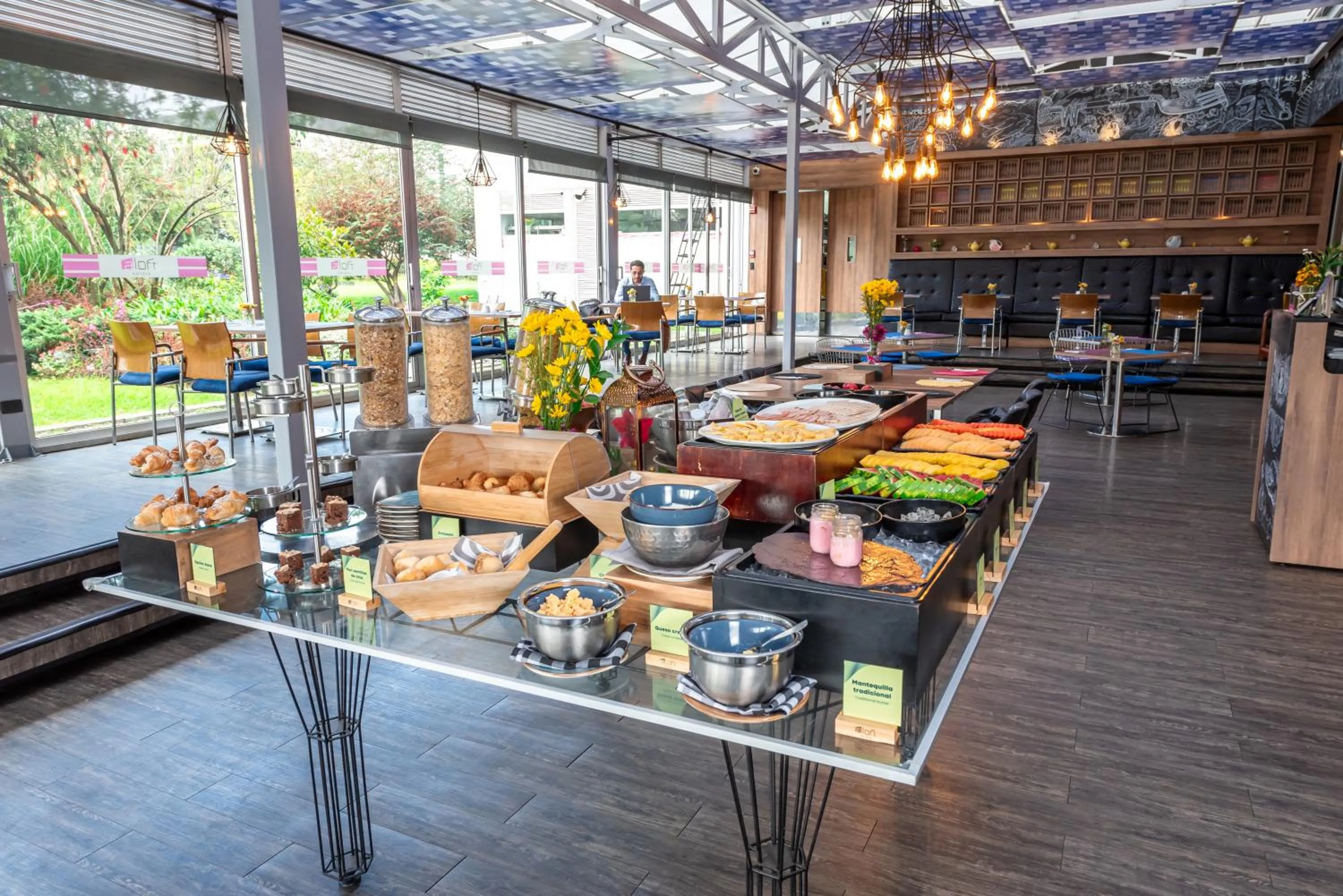 Restaurant/places to eat in Aloft Bogotá Airport