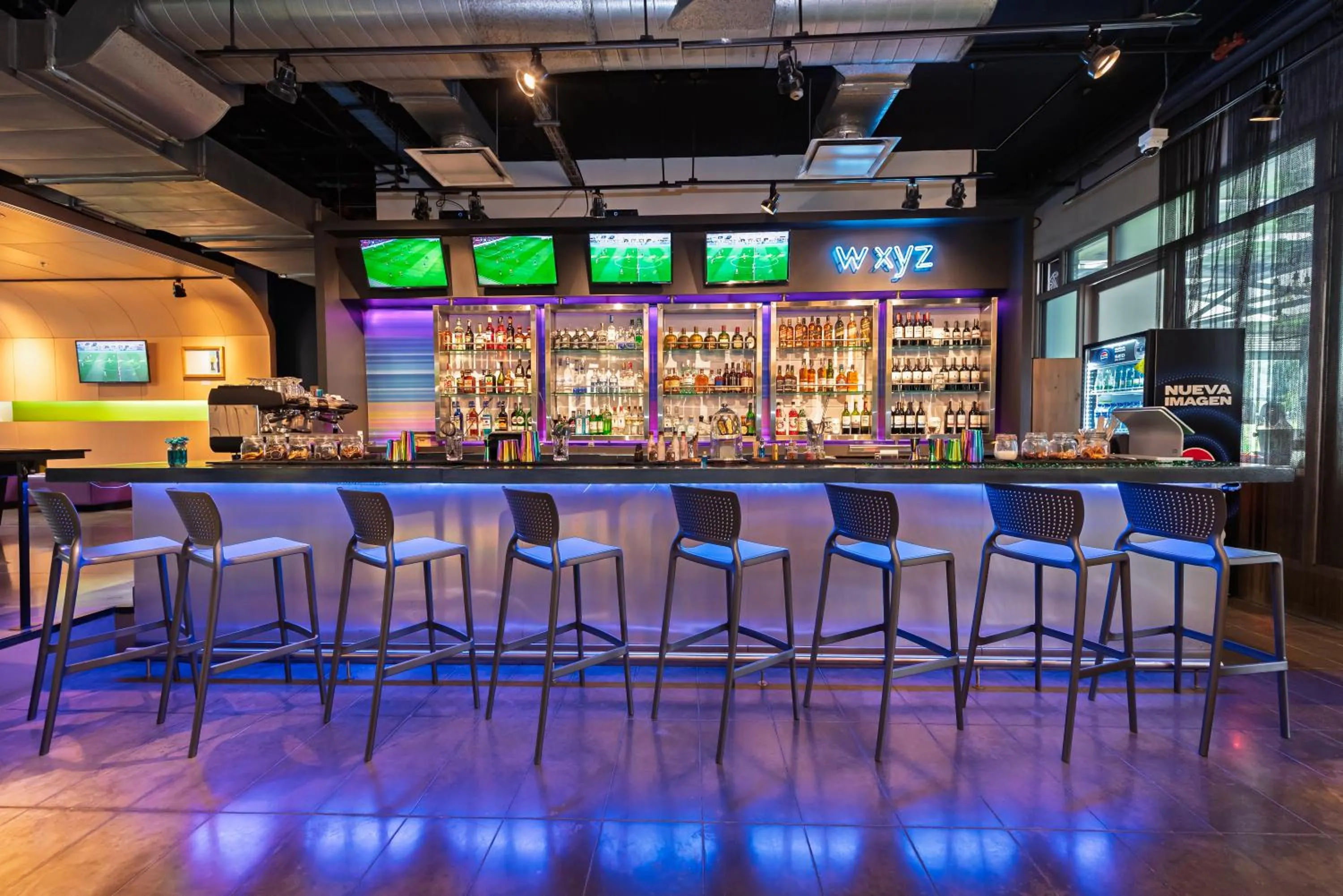 Lounge or bar in Aloft Bogotá Airport