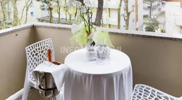 Quadruple Room with Garden View in Hotel Arianna Quadruple Room with Garden View in Hotel Arianna