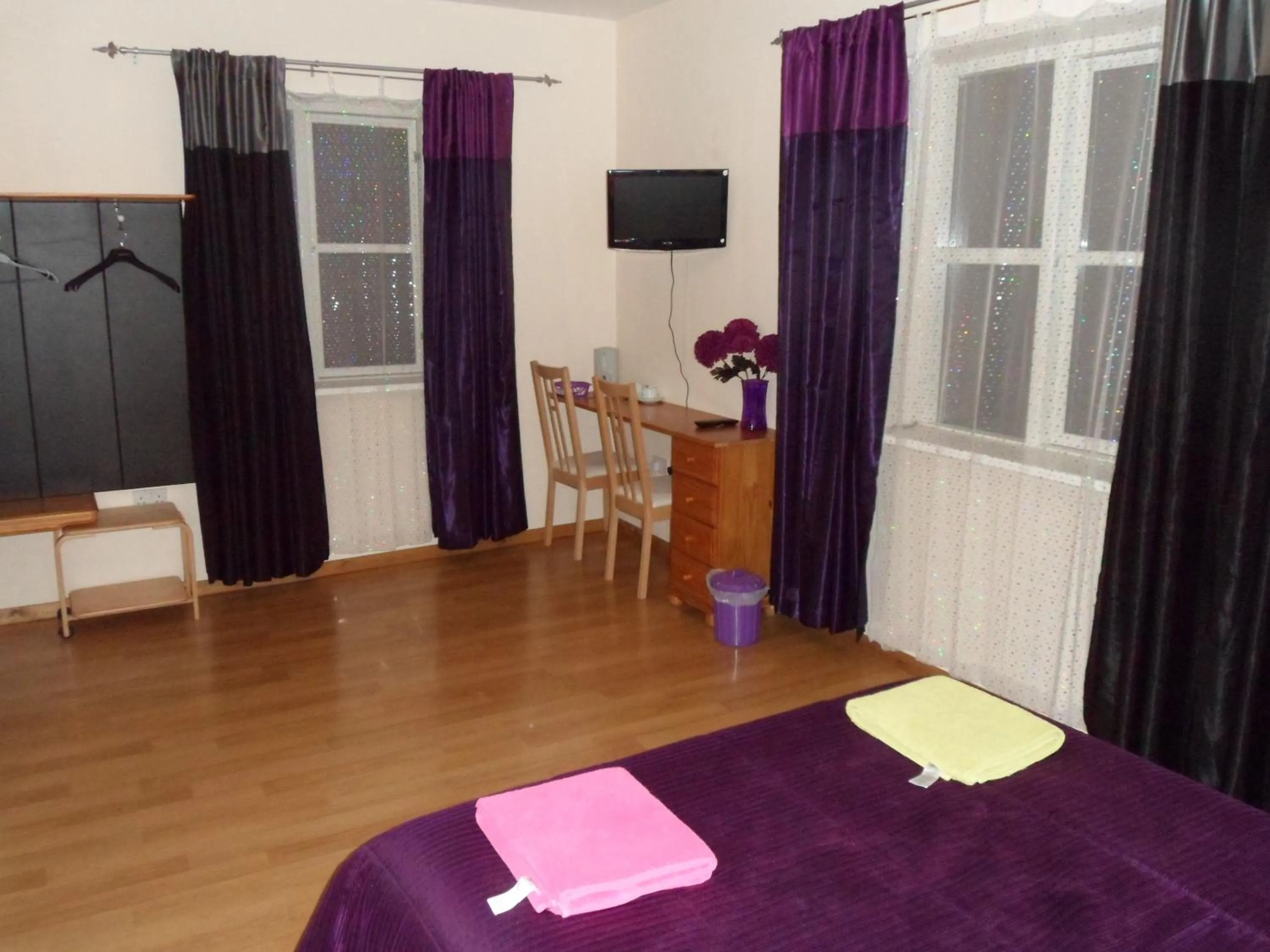 Photo of the whole room, Bed in Stansted Airport Lodge