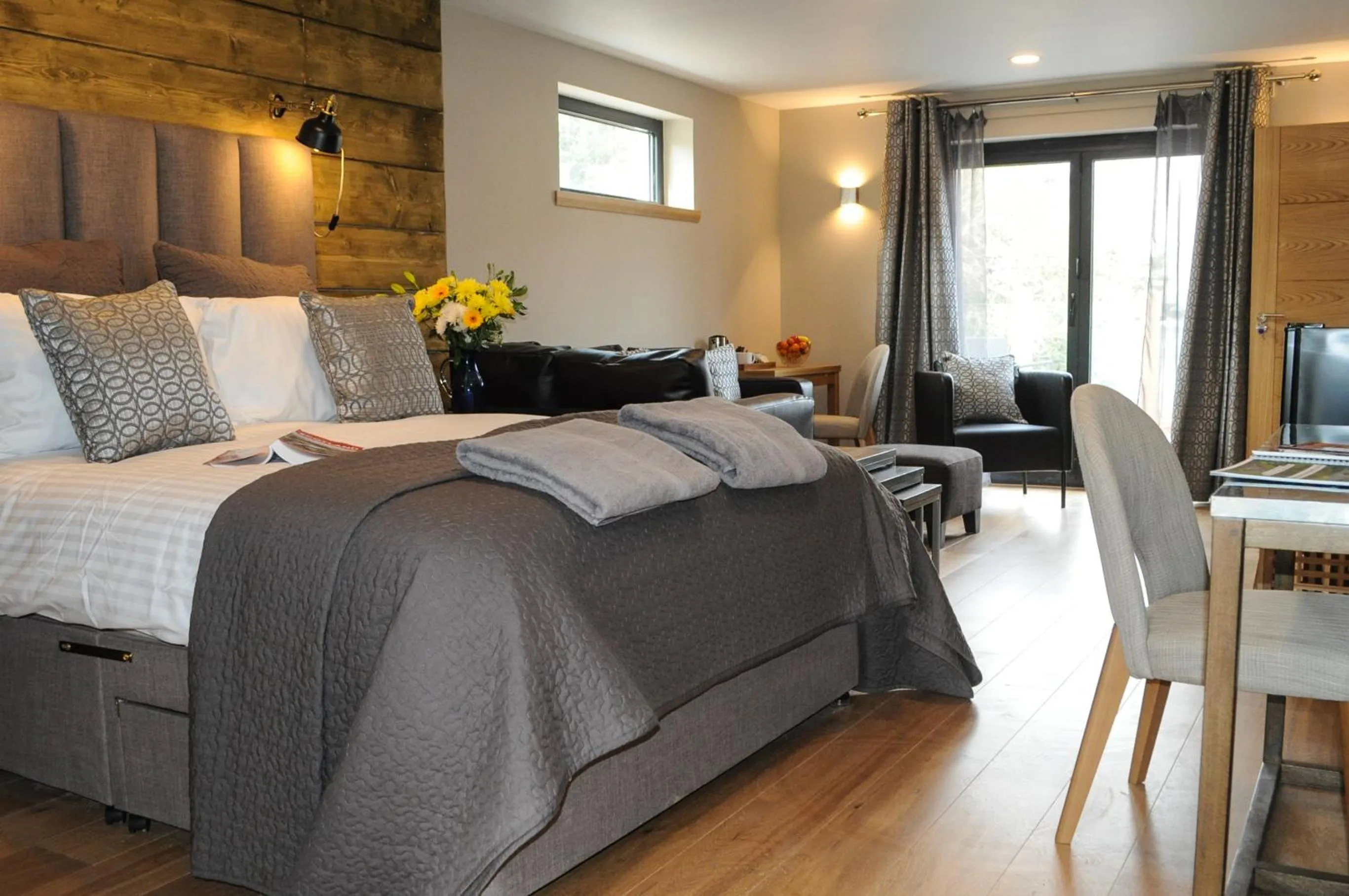 Photo of the whole room, Bed in The Corran