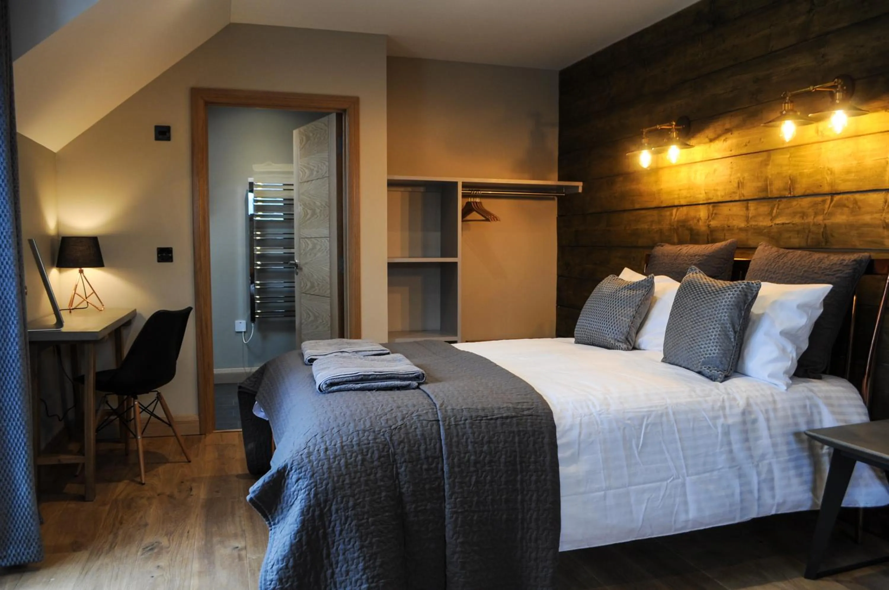 Photo of the whole room, Bed in The Corran