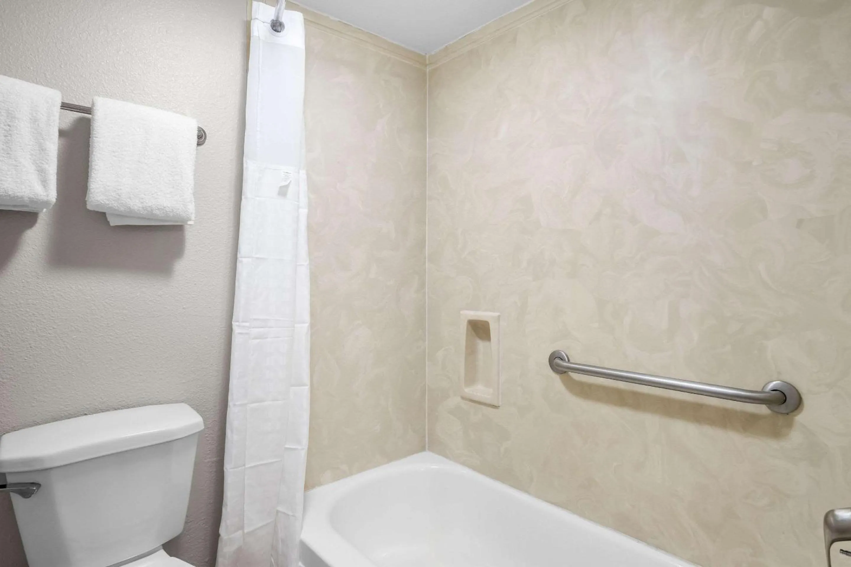 Bedroom in Rodeway Inn Waco Downtown near University