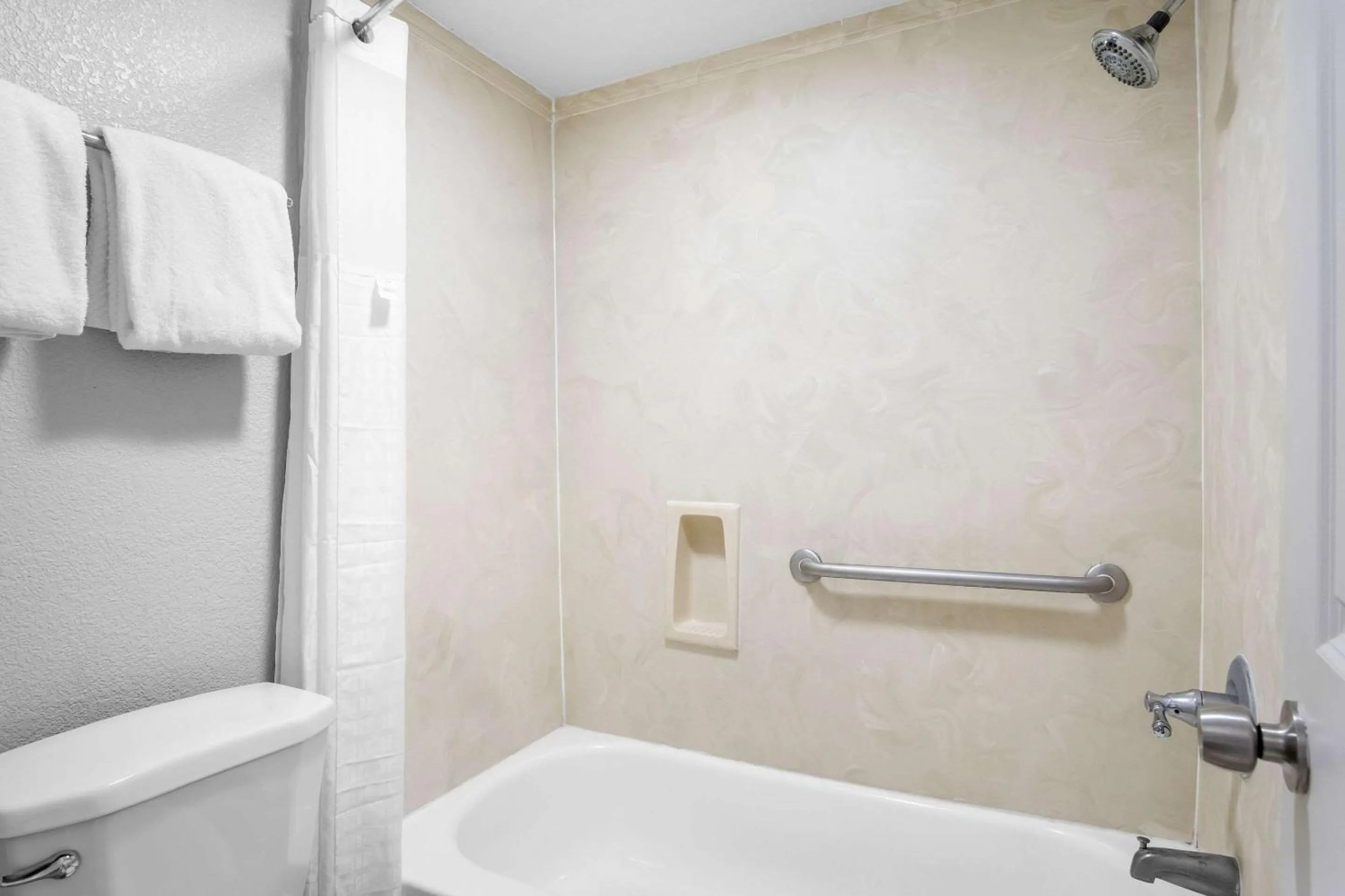 Bedroom in Rodeway Inn Waco Downtown near University